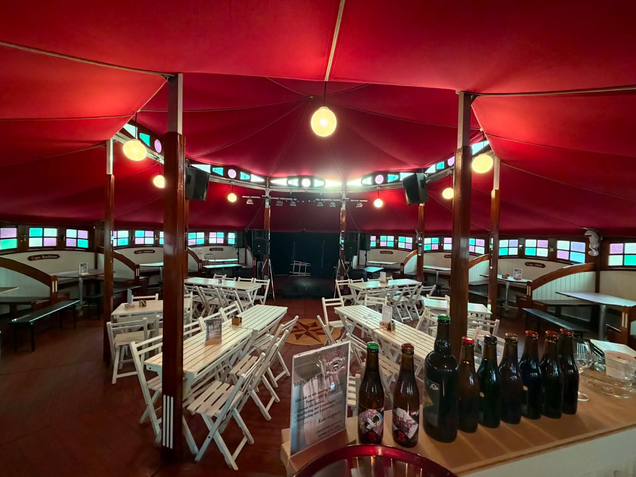 Interieur van spiegeltent Captains' Circle