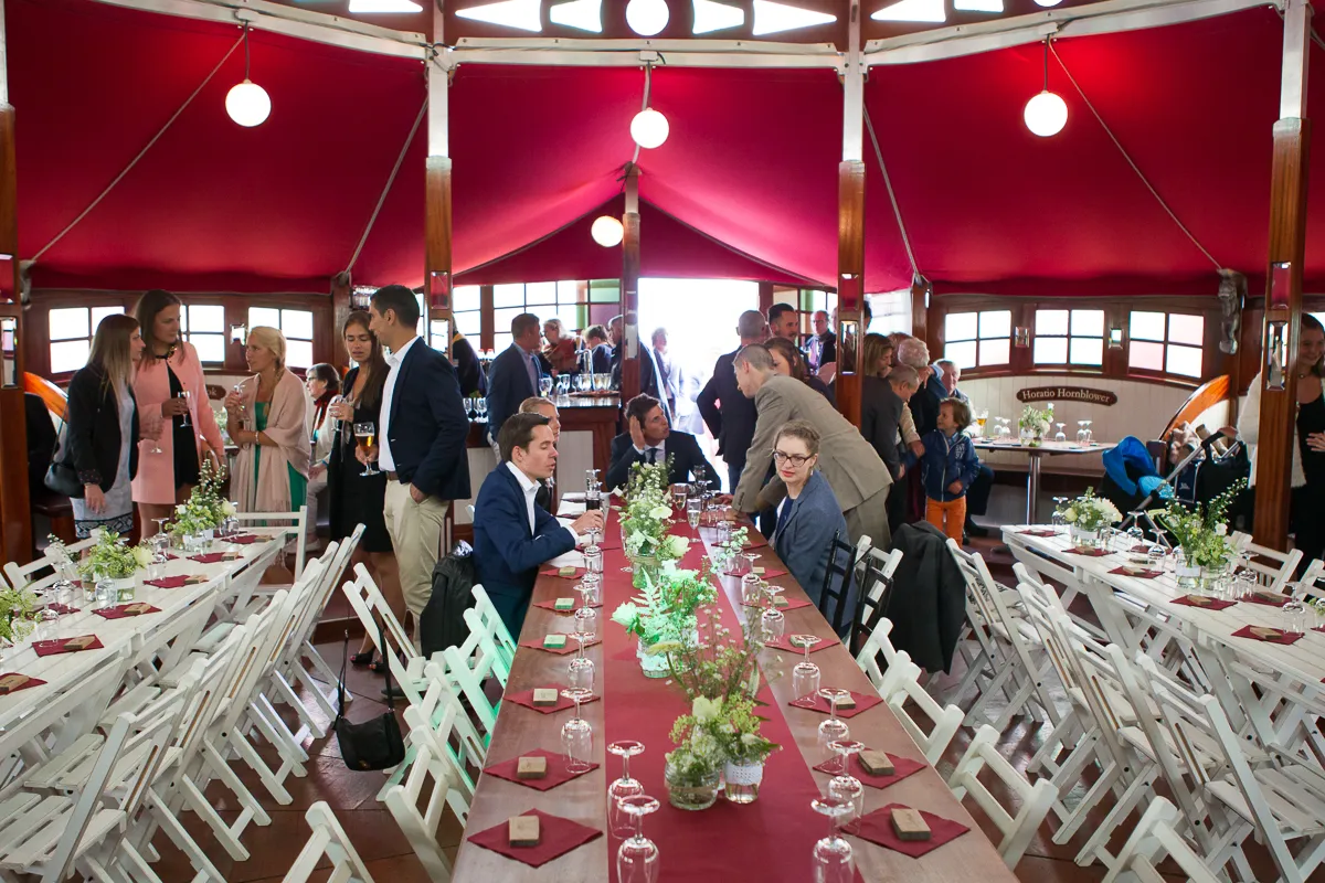 Sfeervolle spiegeltent tijdens een feest of evenement