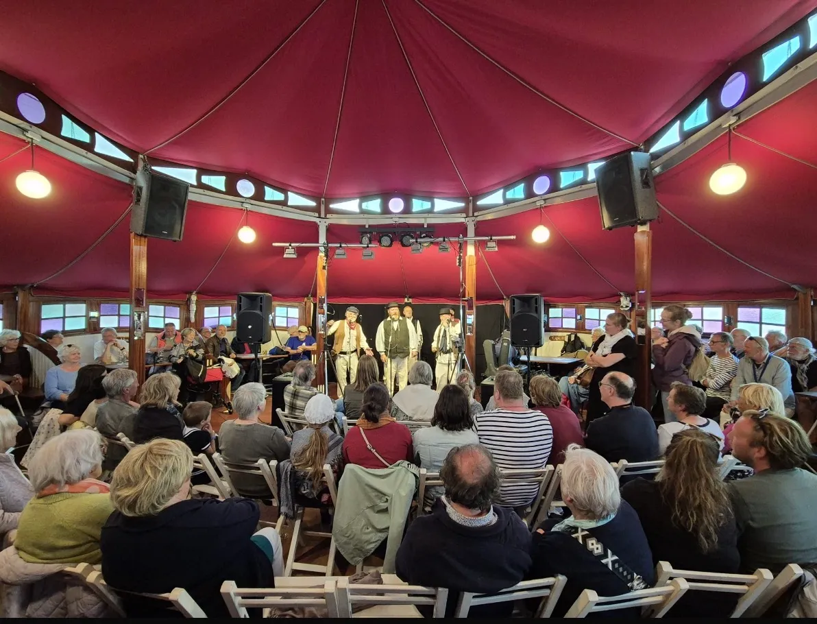 Unieke spiegeltent op festival