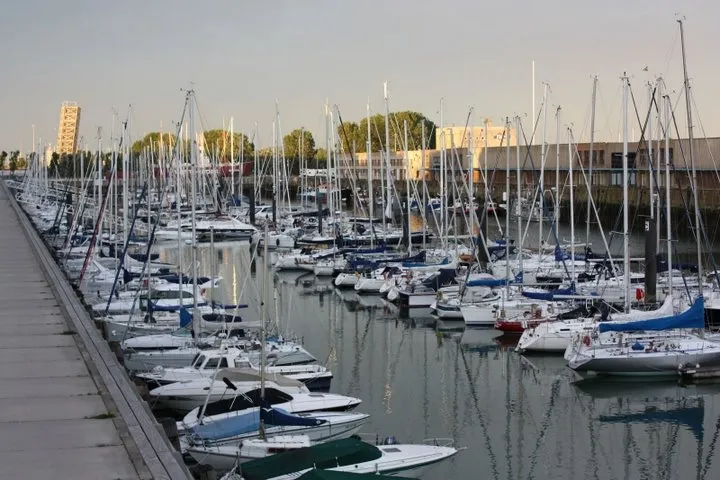 Een tent nodig voor een trouwfeest, bedrijfsevent of privéfeest in Zeebrugge? Vanuit Blankenberge verzorgt Veluna Rentals tenten en eventmateriaal voor feesten en evenementen in Zeebrugge en omgeving.