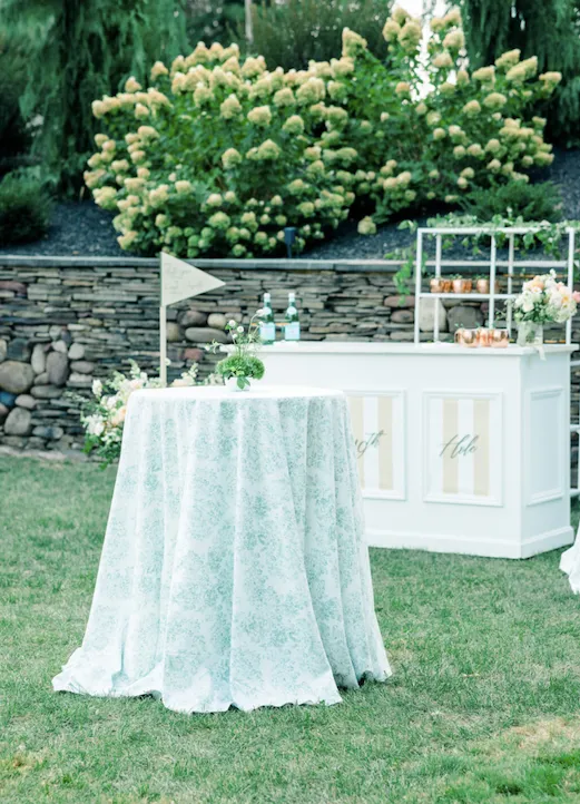 Daphne Cocktail Table Linen photocredits @linenlibrary