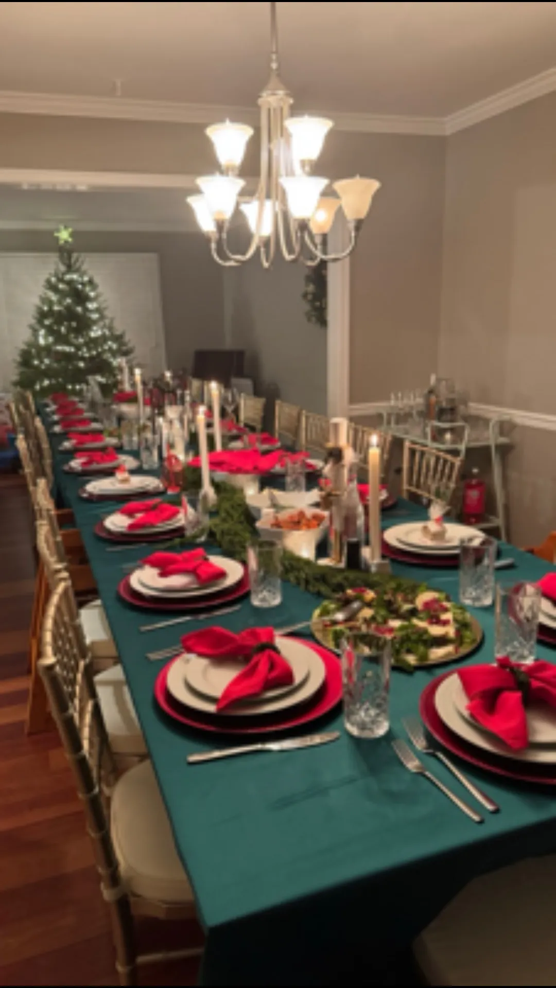 chiavari rentals at holiday dinner in frederick md