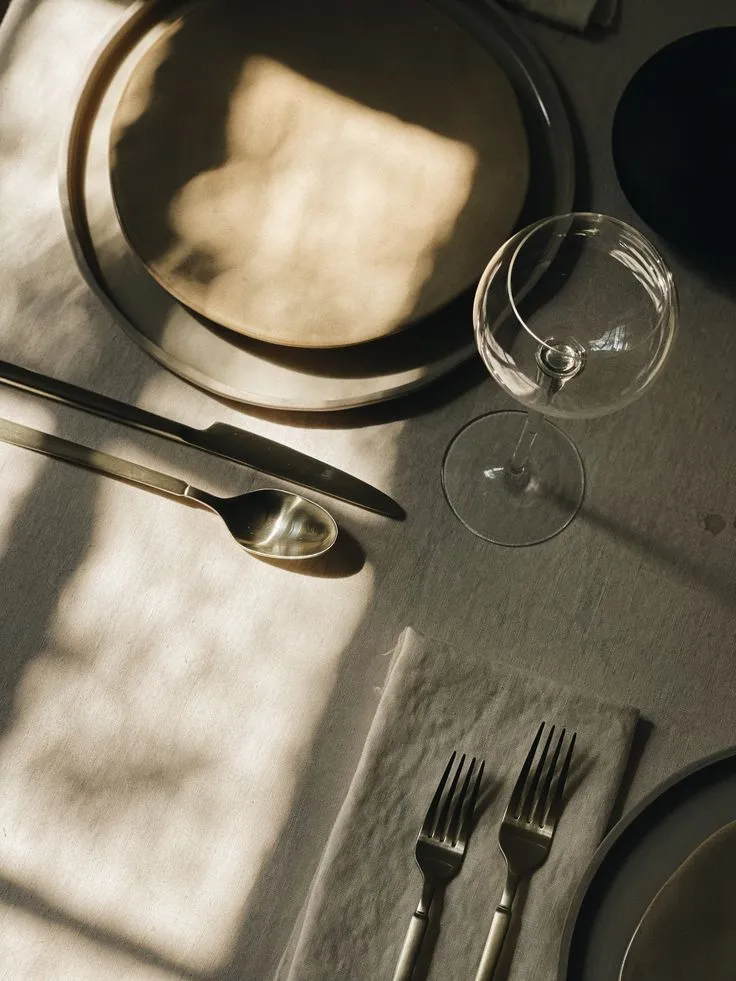 Plates and cups for furniture rental in Portugal