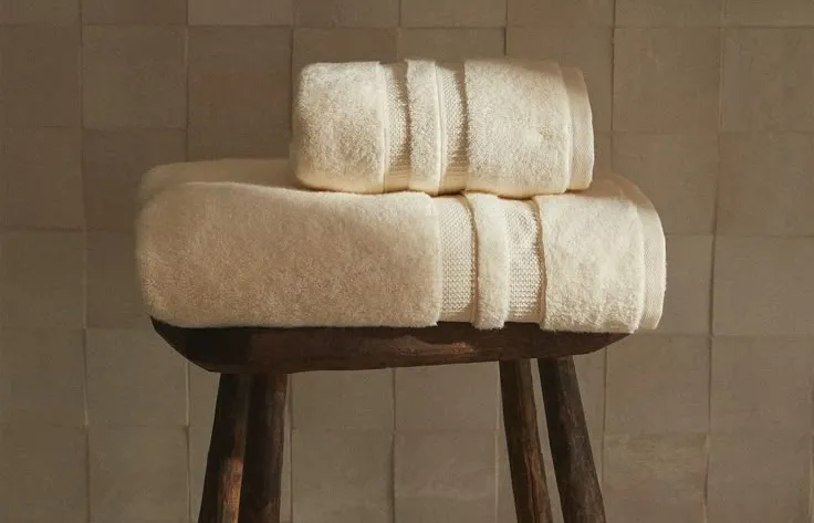 Bath mate and towels for furniture rental in Portugal