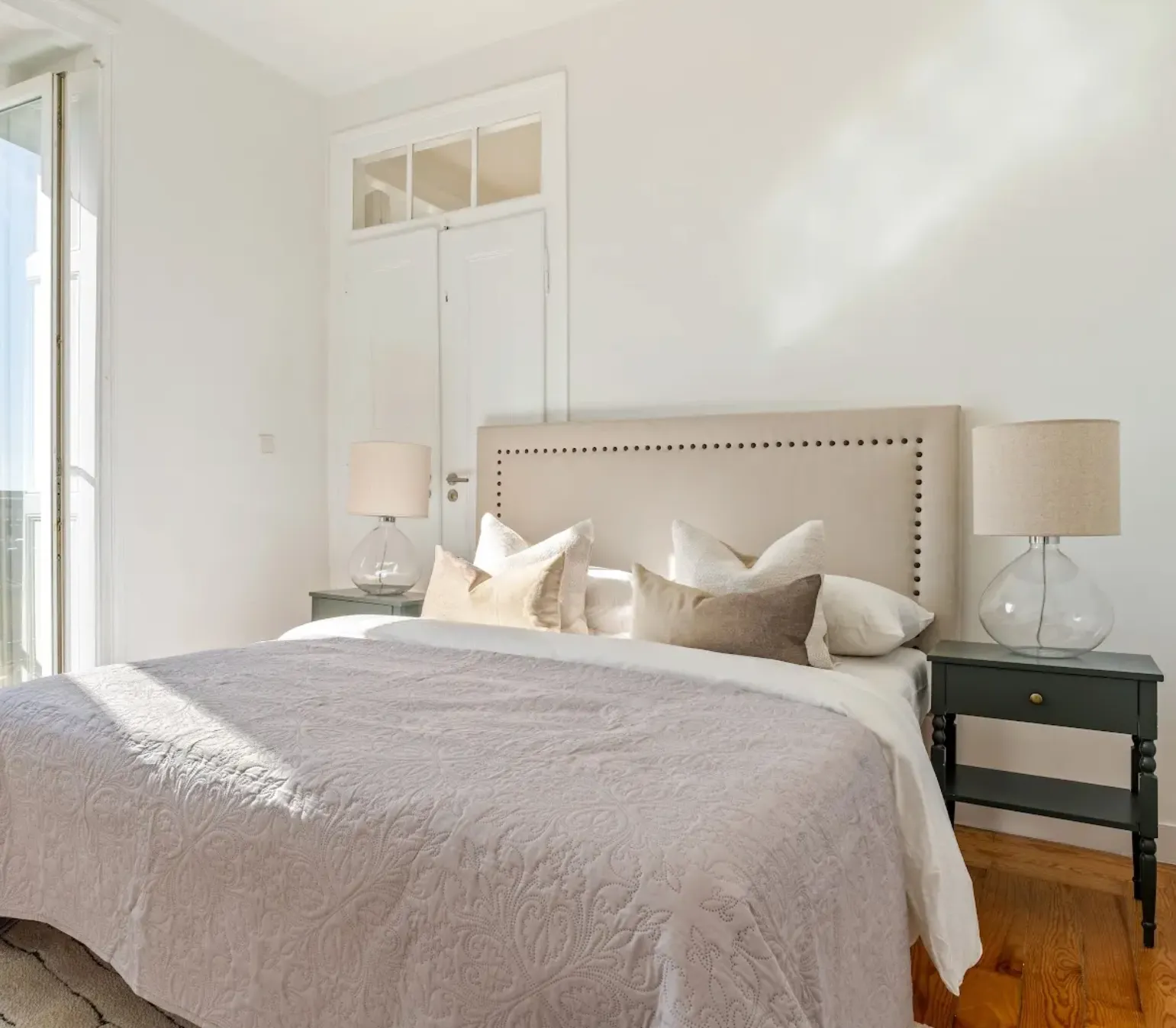 Professional furniture delivery and installation in Lisbon apartment — Furnirent