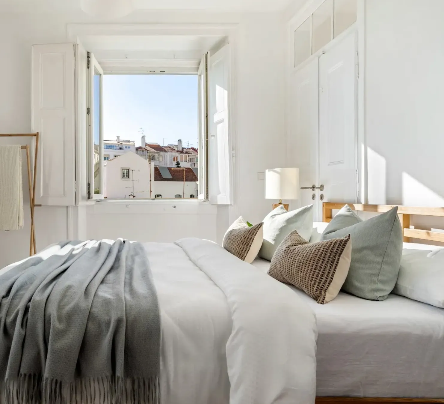 Professional furniture delivery and installation in Lisbon apartment — Furnirent