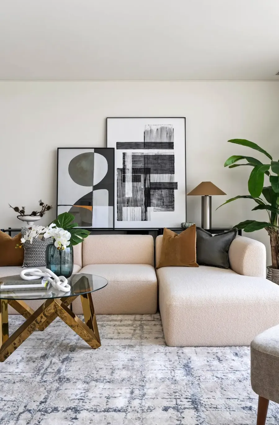 Furniture rental in Porto with modern living room setup for expats and relocations — Furnirent