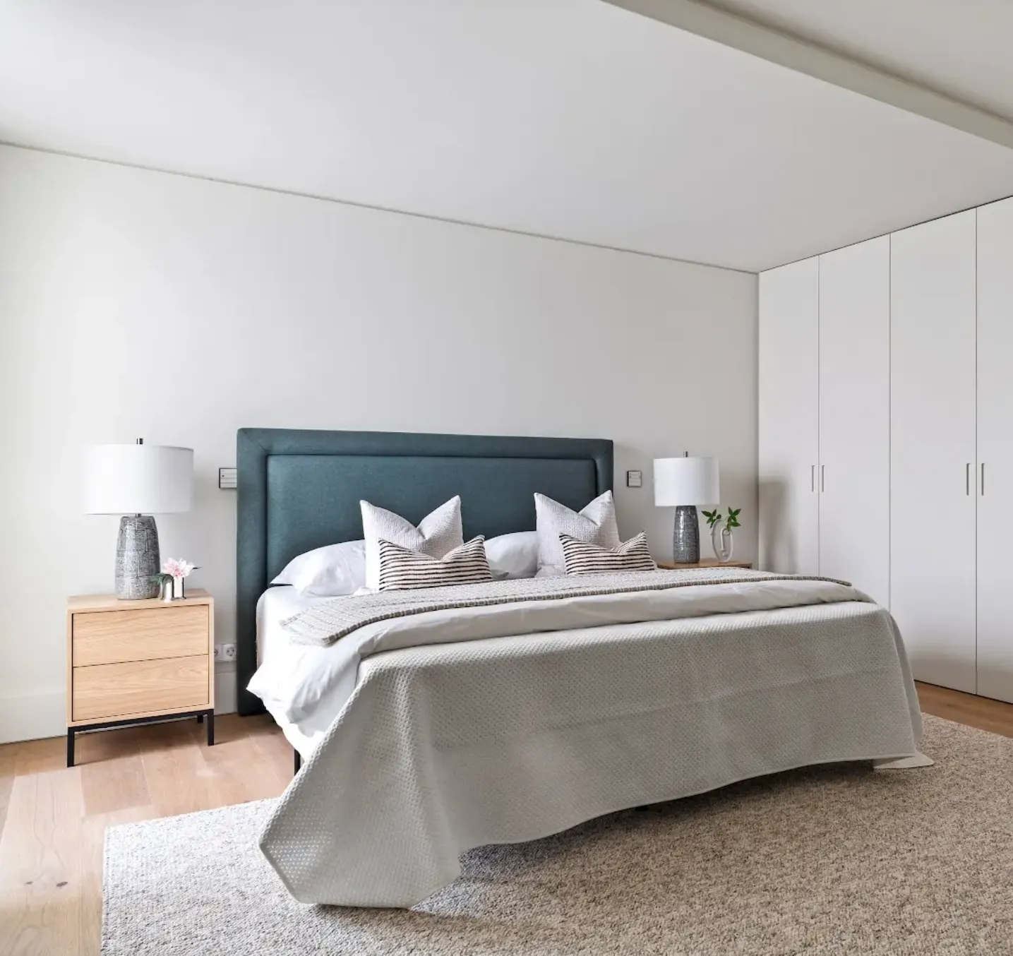 Professional furniture delivery and installation in Porto apartment — Furnirent