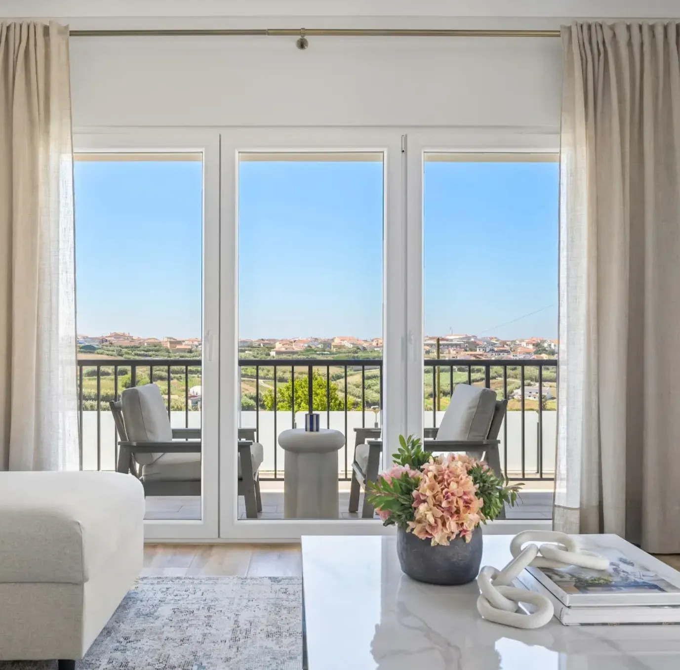 Professional furniture delivery and installation in Cascais apartment — Furnirent