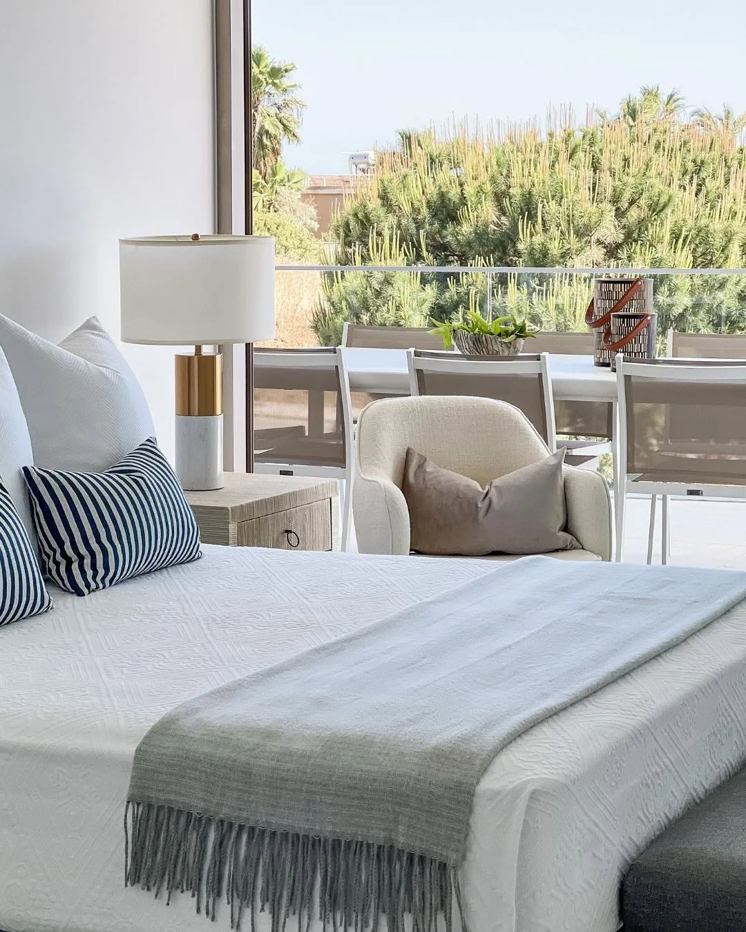 Expat living in a fully furnished Cascais apartment with rental furniture — Furnirent