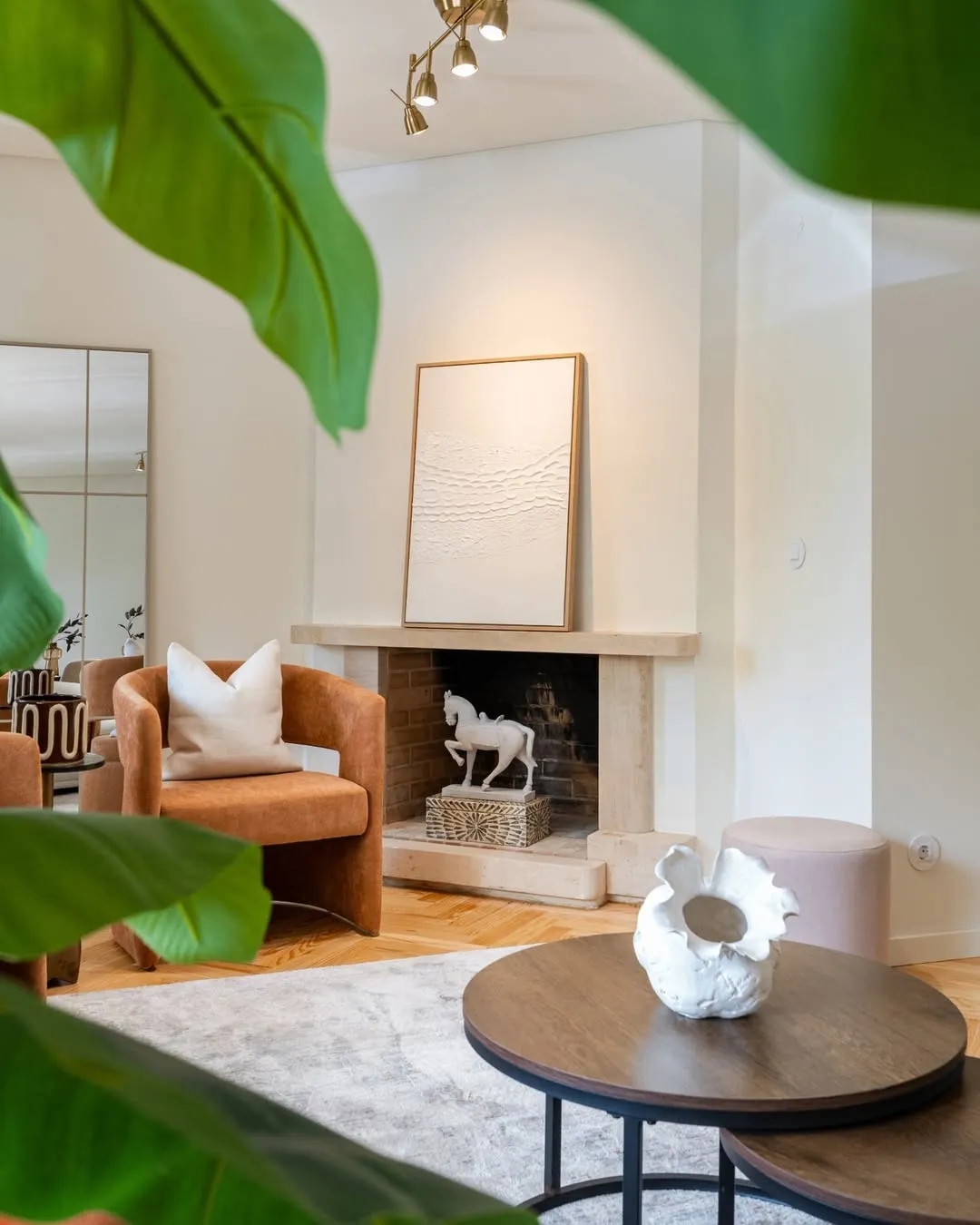 Living room furniture rental in Cascais with sofa, rug and coffee table — Furnirent