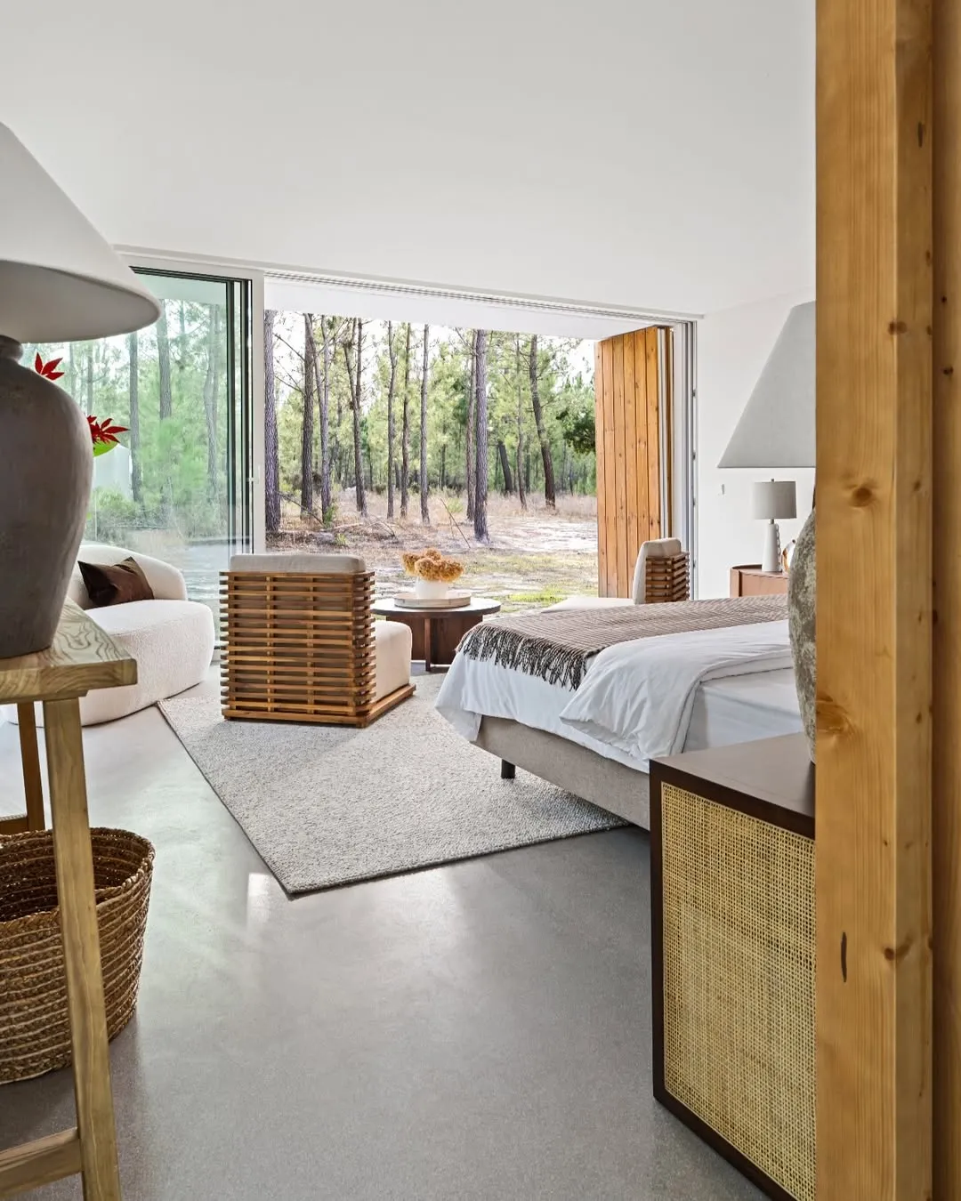 Professional furniture delivery and installation in Portugal apartment — Furnirent