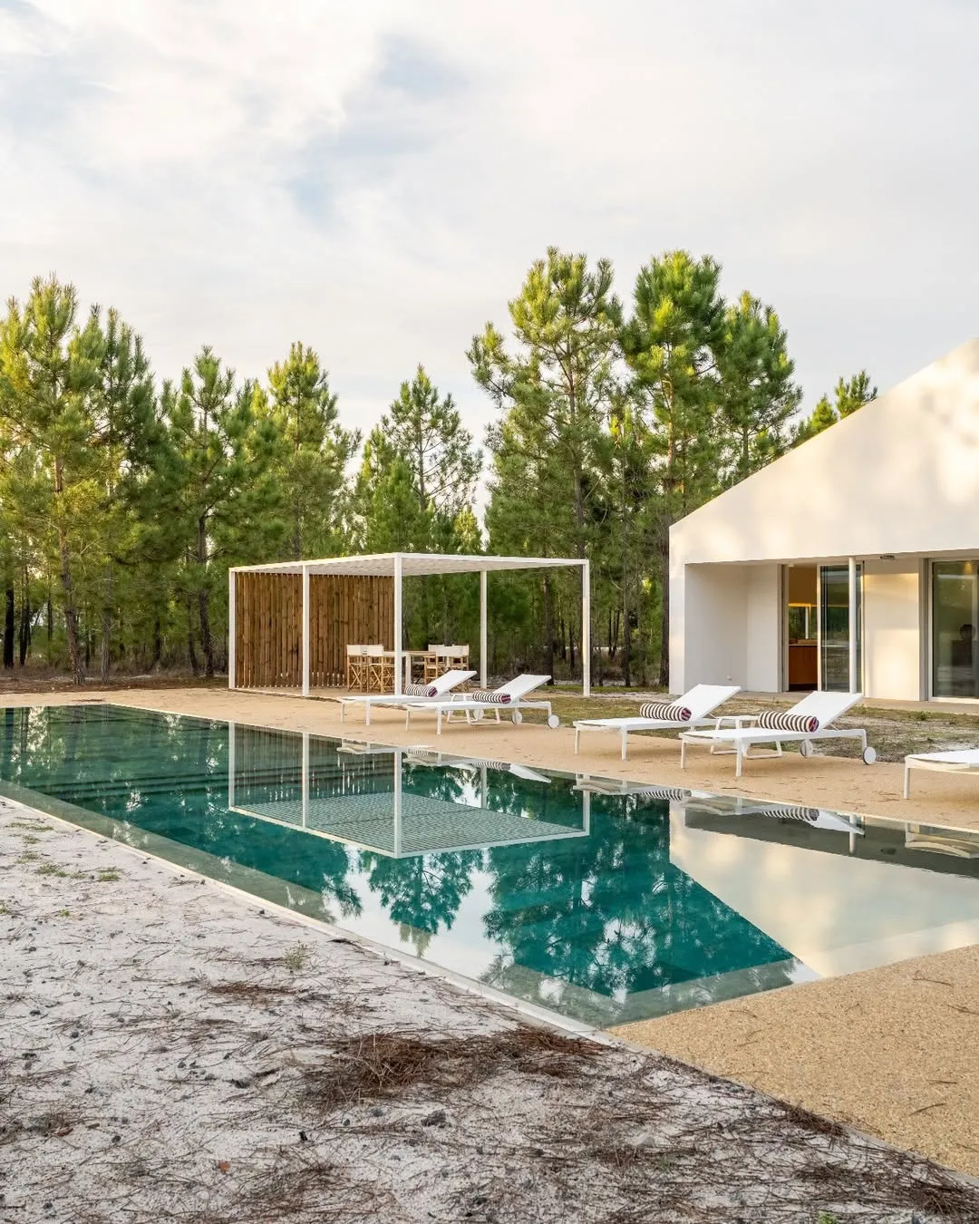 Professional furniture delivery and installation in Portugal apartment — Furnirent