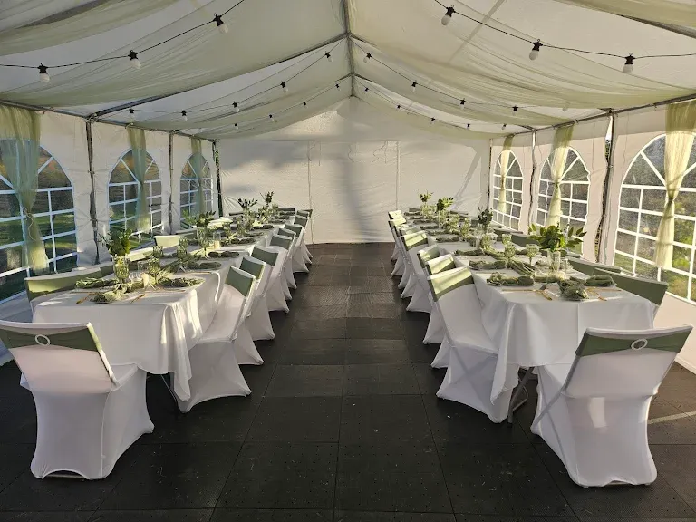 Location de tente tonnelle avec plancher chapiteau de réception decore avec chaise table pour évènement en Normandie 