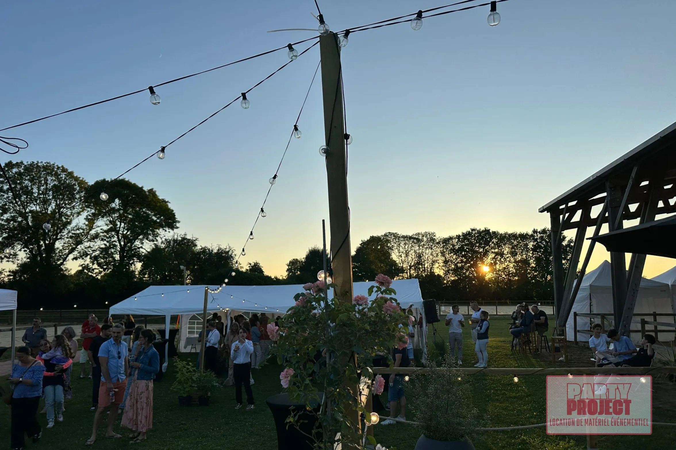 Location guirlande guinguette évènement extérieur éclairage solution Normandie Le Havre Seine-Maritime réception à louer chapiteau avec guirlande lumineuse jeux de lumière blanc chaud