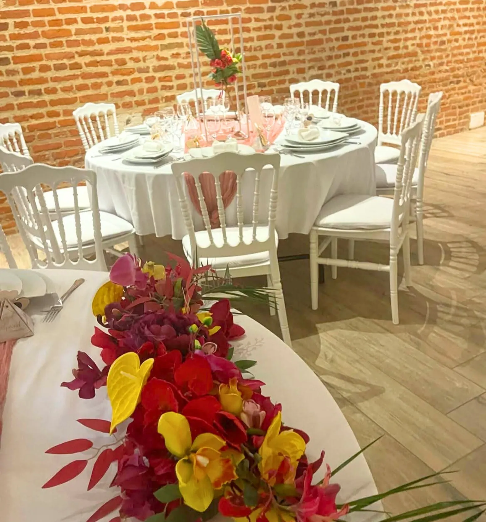Ambiance de réception de mariage prestigieuse au Havre avec alignement de chaises Napoléon autour de tables fleuries