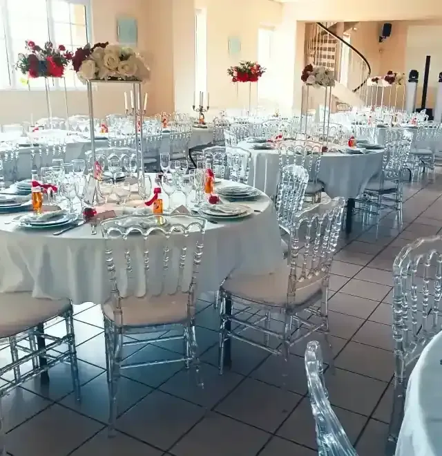 Location de tables chaises et mange-debouts au Havre et en Normandie pour réception de mariage élégant et vin d'honneur, événement d'entreprise et cocktail professionnel luxueux ou anniversaire petit budget. Location de mobilier événementiel pour particuliers et professionels