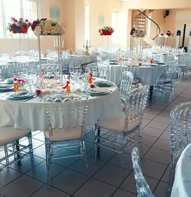 Location de tables chaises et mange-debouts au Havre et en Normandie pour réception de mariage élégant et vin d'honneur, événement d'entreprise et cocktail professionnel luxueux ou anniversaire petit budget. Location de mobilier événementiel pour particuliers et professionels