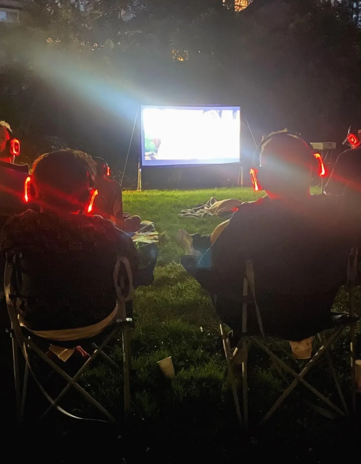 Buiten film kijken met koptelefoons