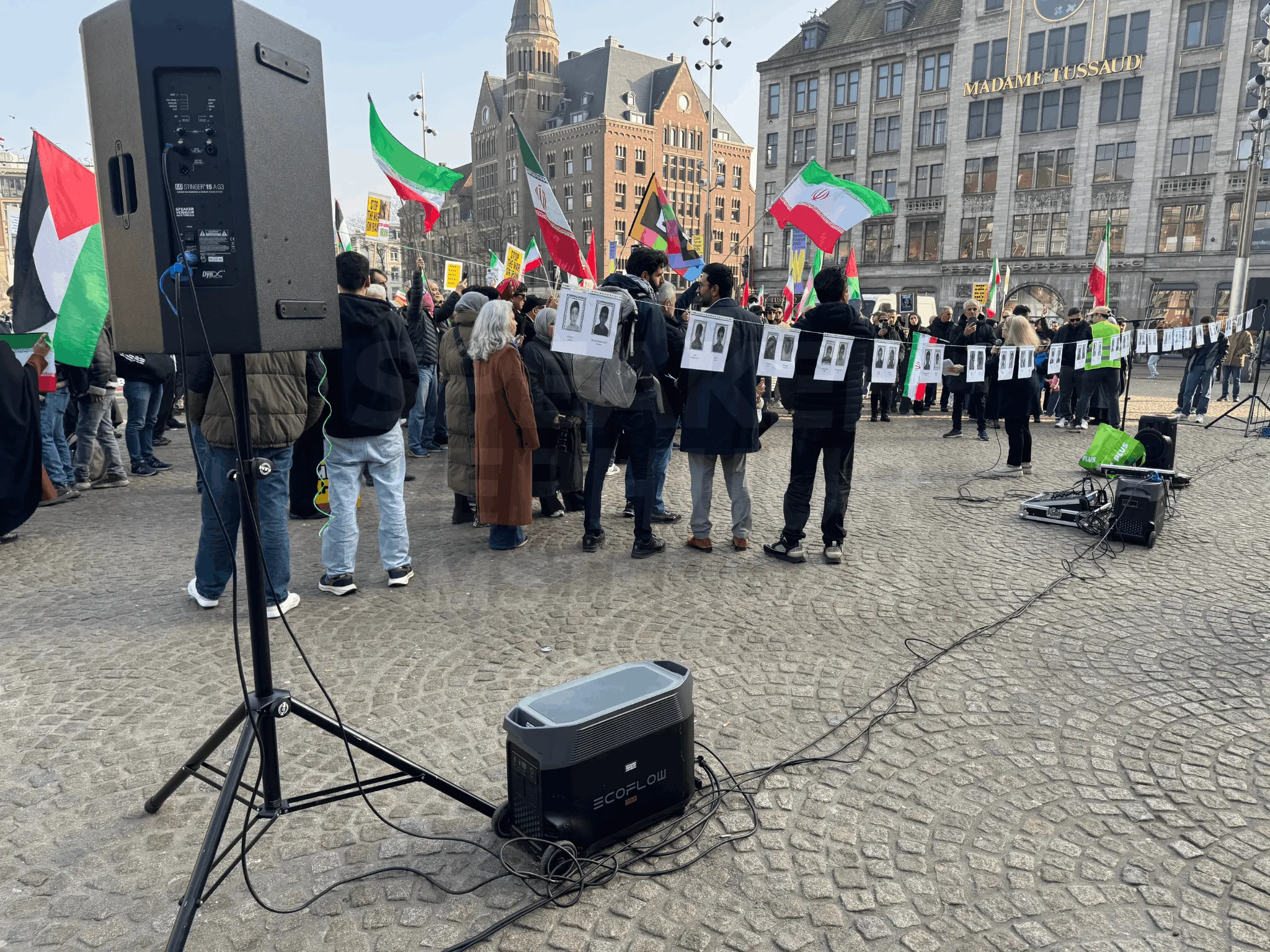 Geluidsset op accu met microfoon voor een demonstratie in Amsterdam