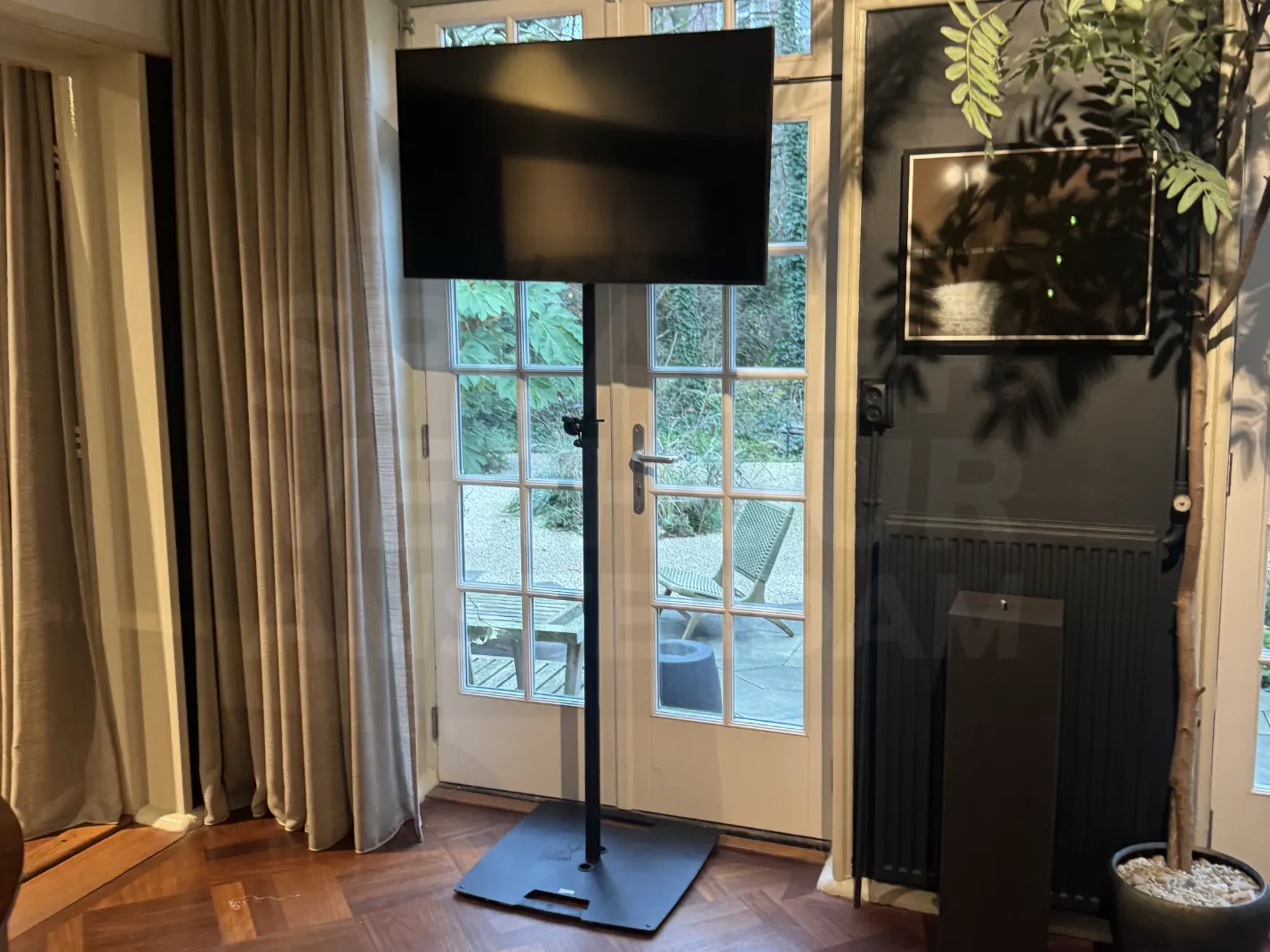 TV scherm huren Amsterdam op klein statief