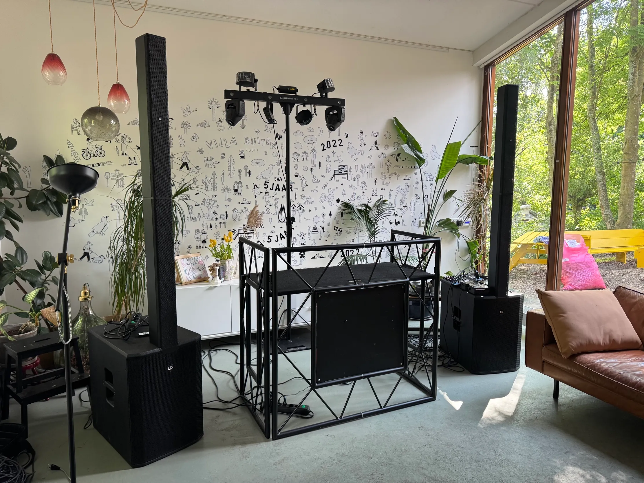 DJ booth huren Amsterdam – zwarte DJ stand voor feesten en bruiloften