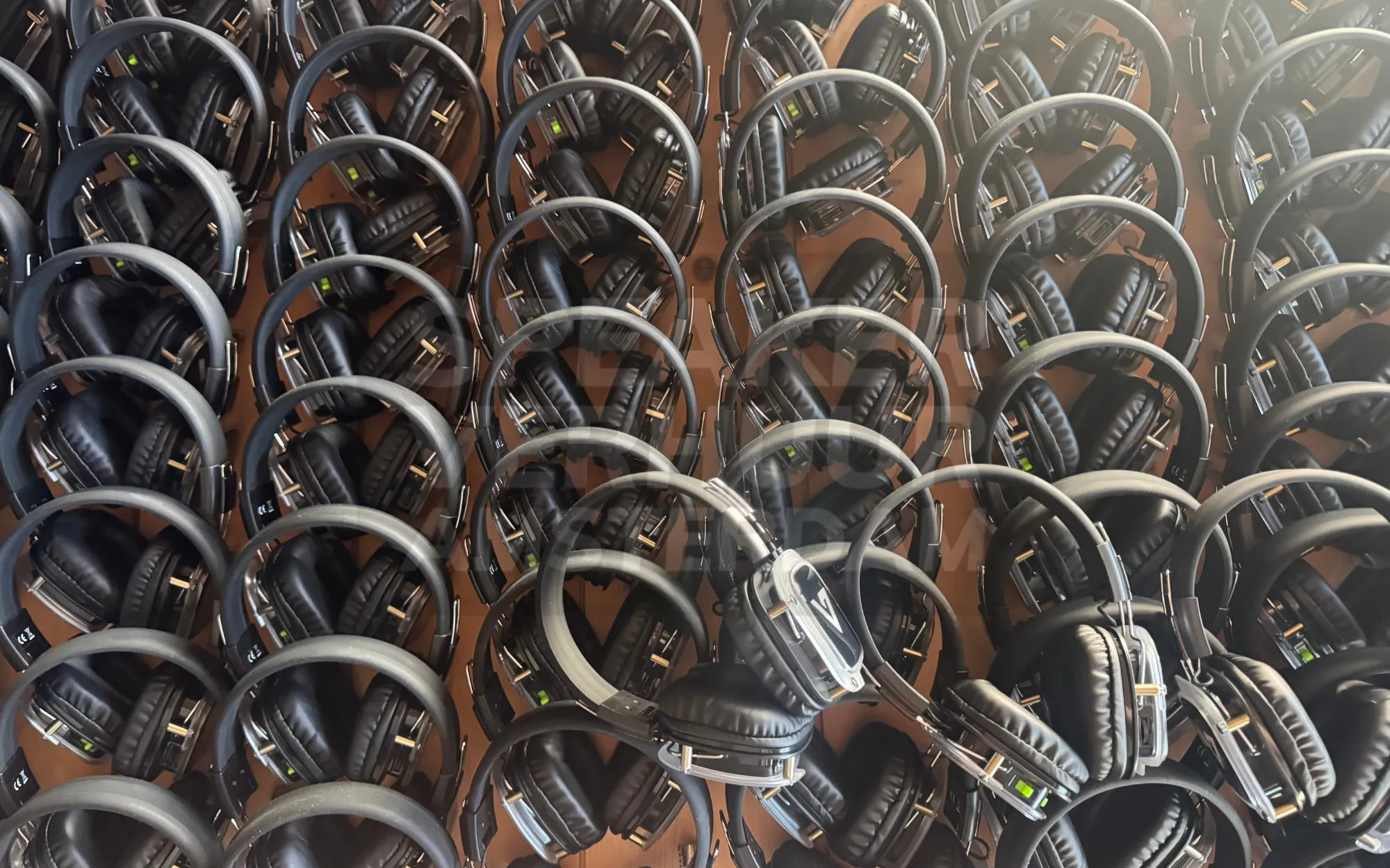 Huur hoogwaardige silent disco koptelefoons in Amsterdam bij Speaker Verhuur Amsterdam. Ideaal voor feesten, events en locaties met geluidsbeperking.