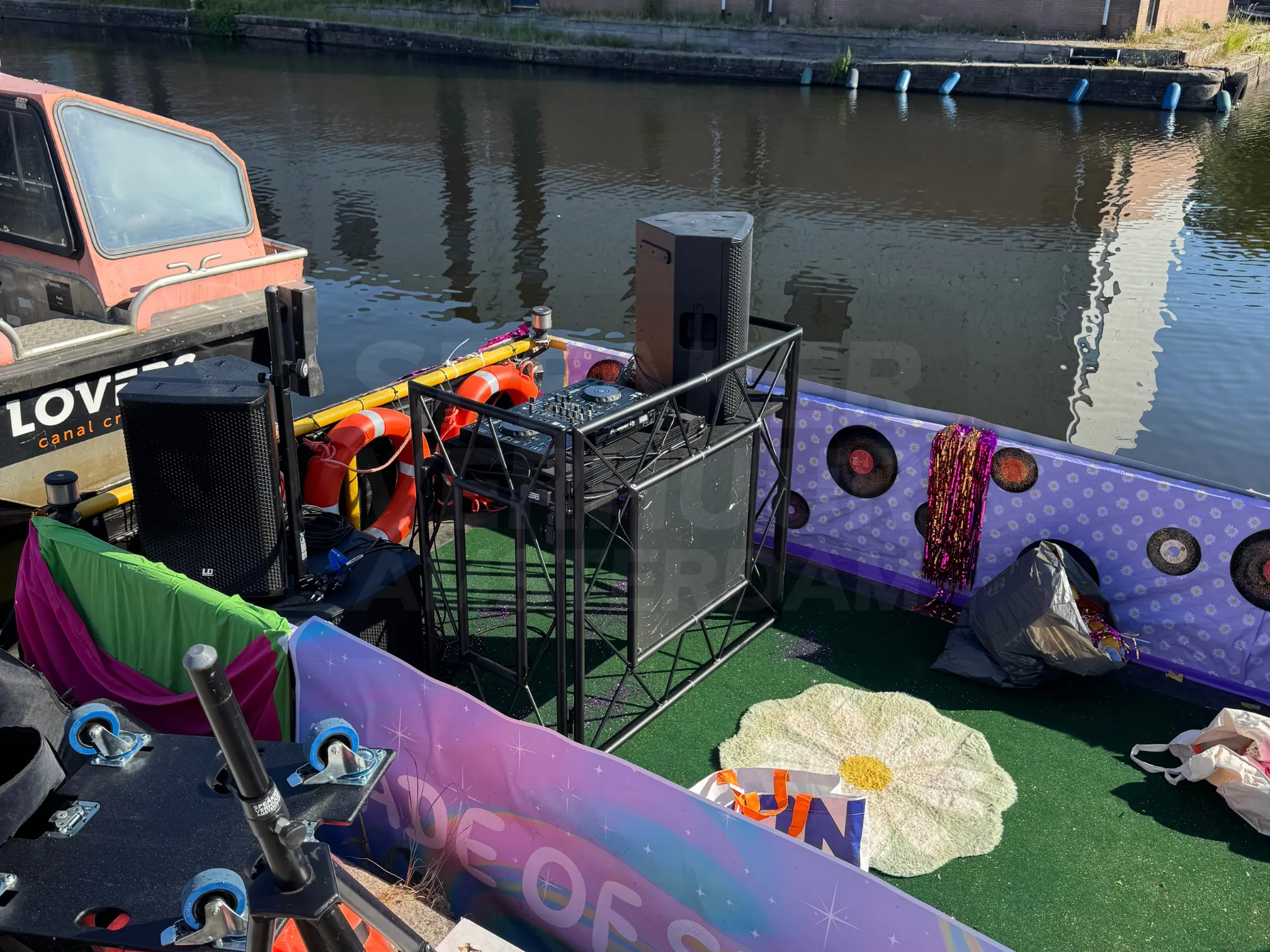 EcoFlow DELTA Pro powerstation met ingebouwde wielen, uitschuifbaar handvat, circa 45 kg gewicht, 3.600 Wh accucapaciteit en vier 230V-stopcontacten.