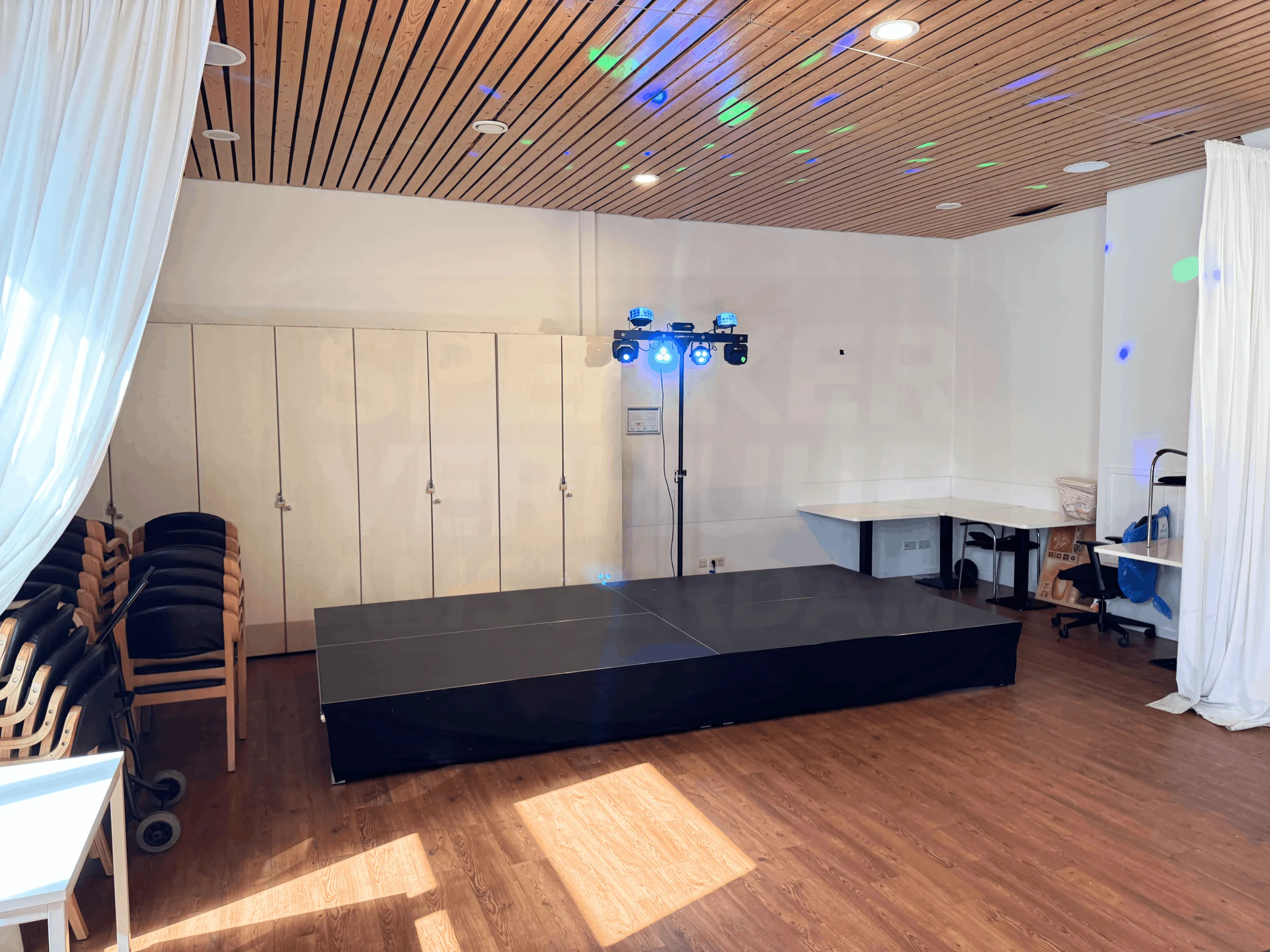 Pipe &amp; drape huren met licht, geluid en podium