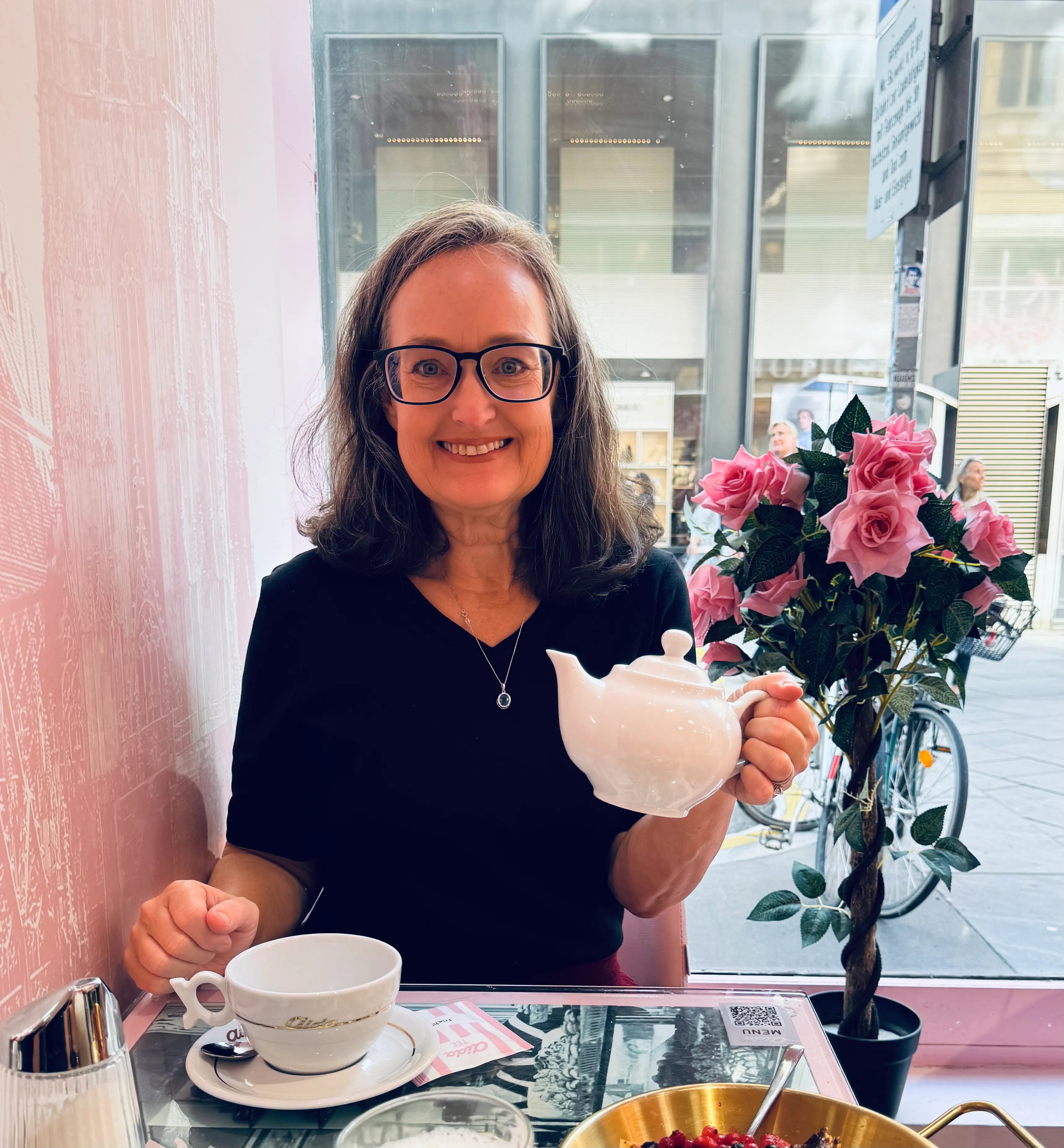Vintage china, glassware, and linens for weddings, tea parties, and intimate gatherings. Nearly twenty years of destination event experience. Based in Upstate South Carolina."