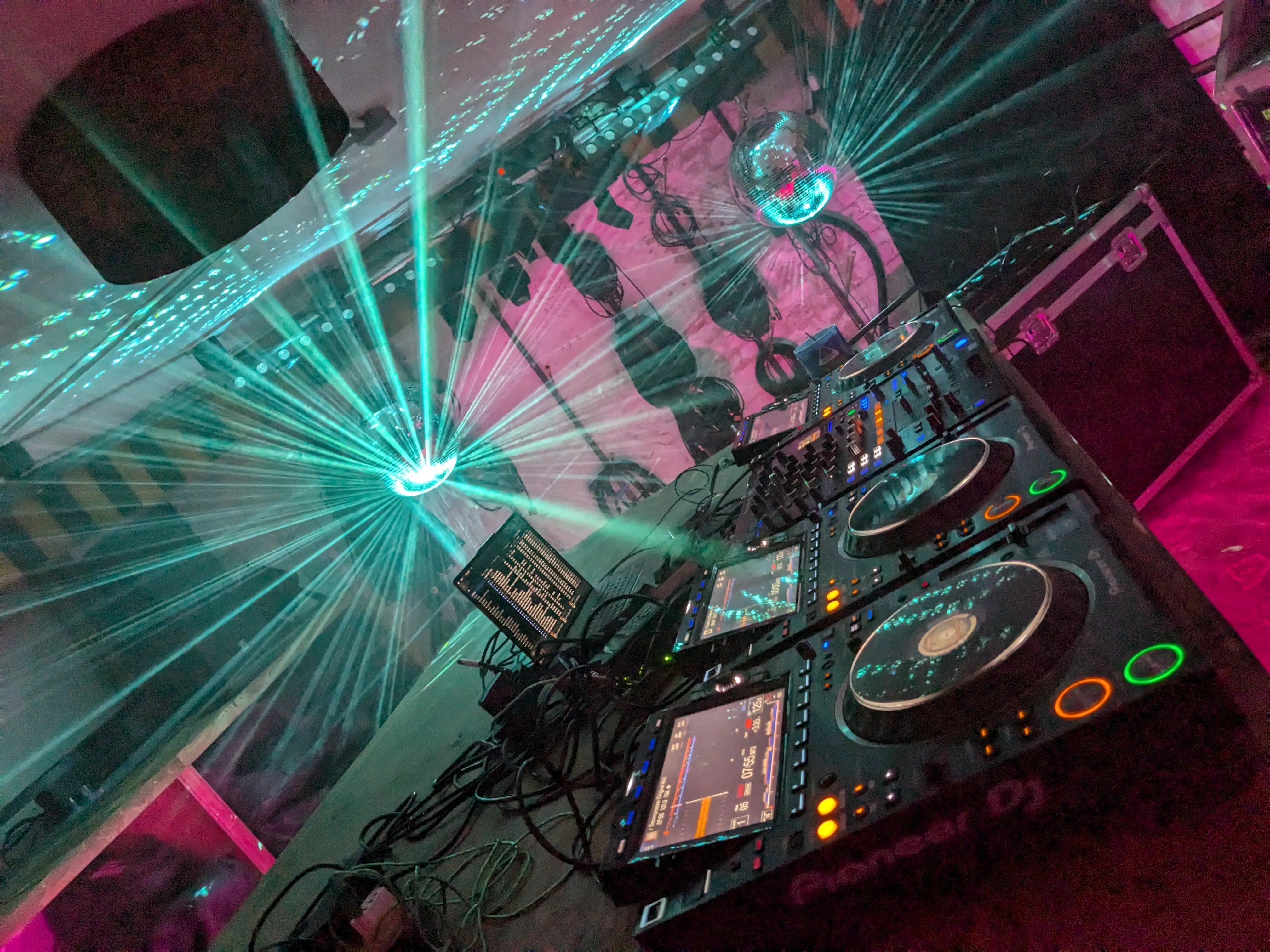 Von der gemeinsamen Planung über Personal- und Materialbeschaffung, Lieferung, Aufbau, Betreuung, Abbau, Nachbereitung. Wir decken die komplette technische Planung ab und klären alle Details mit der Lokation und den Künstlerinnen, um maximale Ausfallsicherheit und einen reibungslosen Ablauf zu garantieren