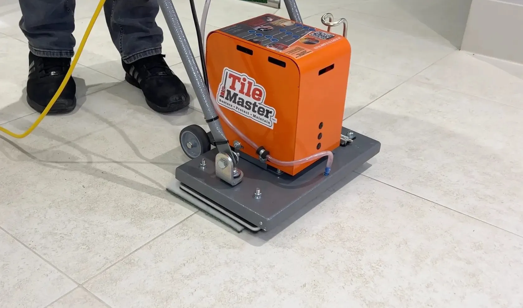 TileMaster 40 cleaning a porcelain floor