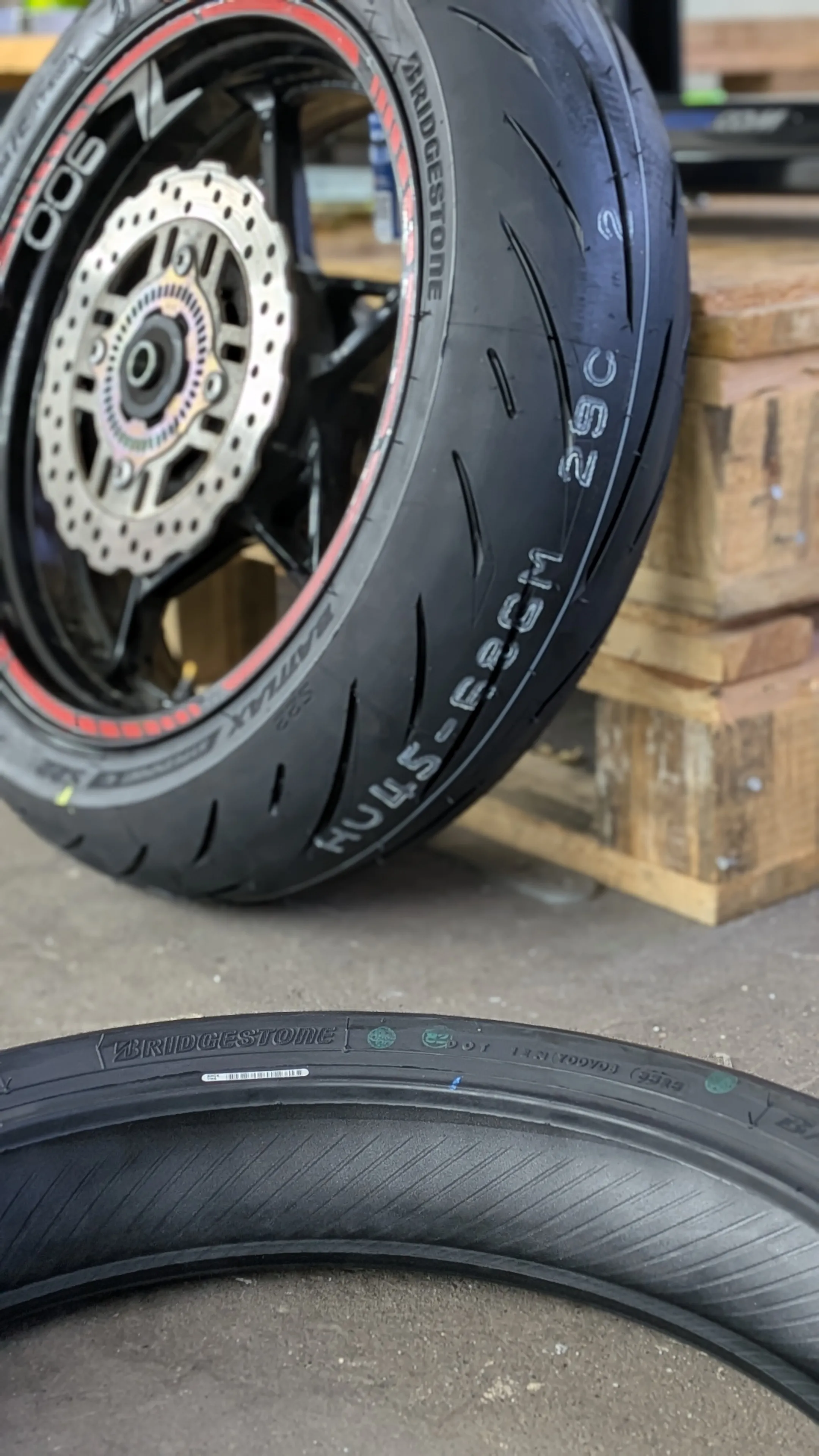 Reifenfabrikatsbindung beim Motorrad einfach erklärt: Was bedeutet der Eintrag im Fahrzeugschein, wann besteht eine Bindung und wie lässt sie sich austragen?