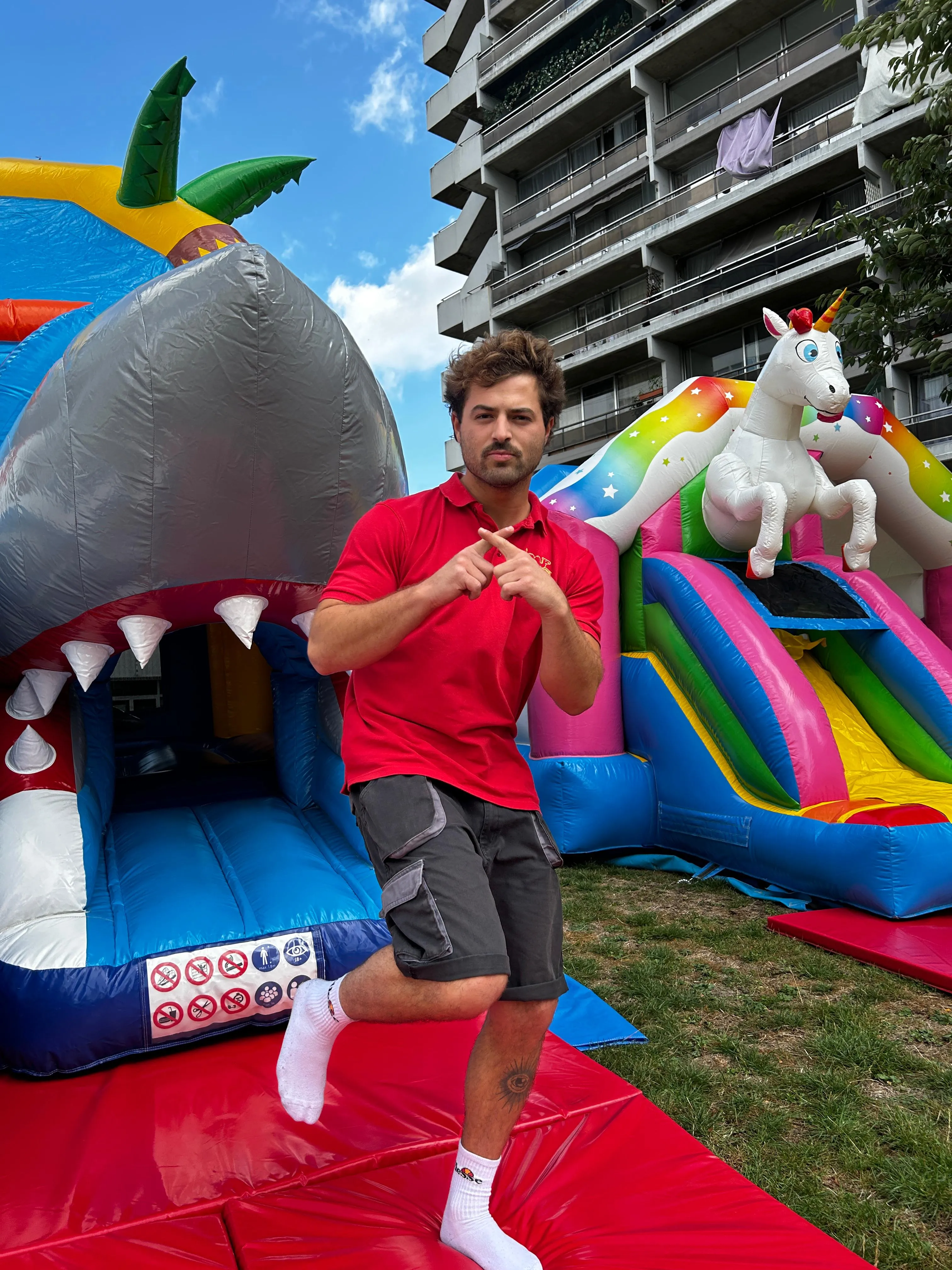 Corneel op voorgrond van 2 springkastelen