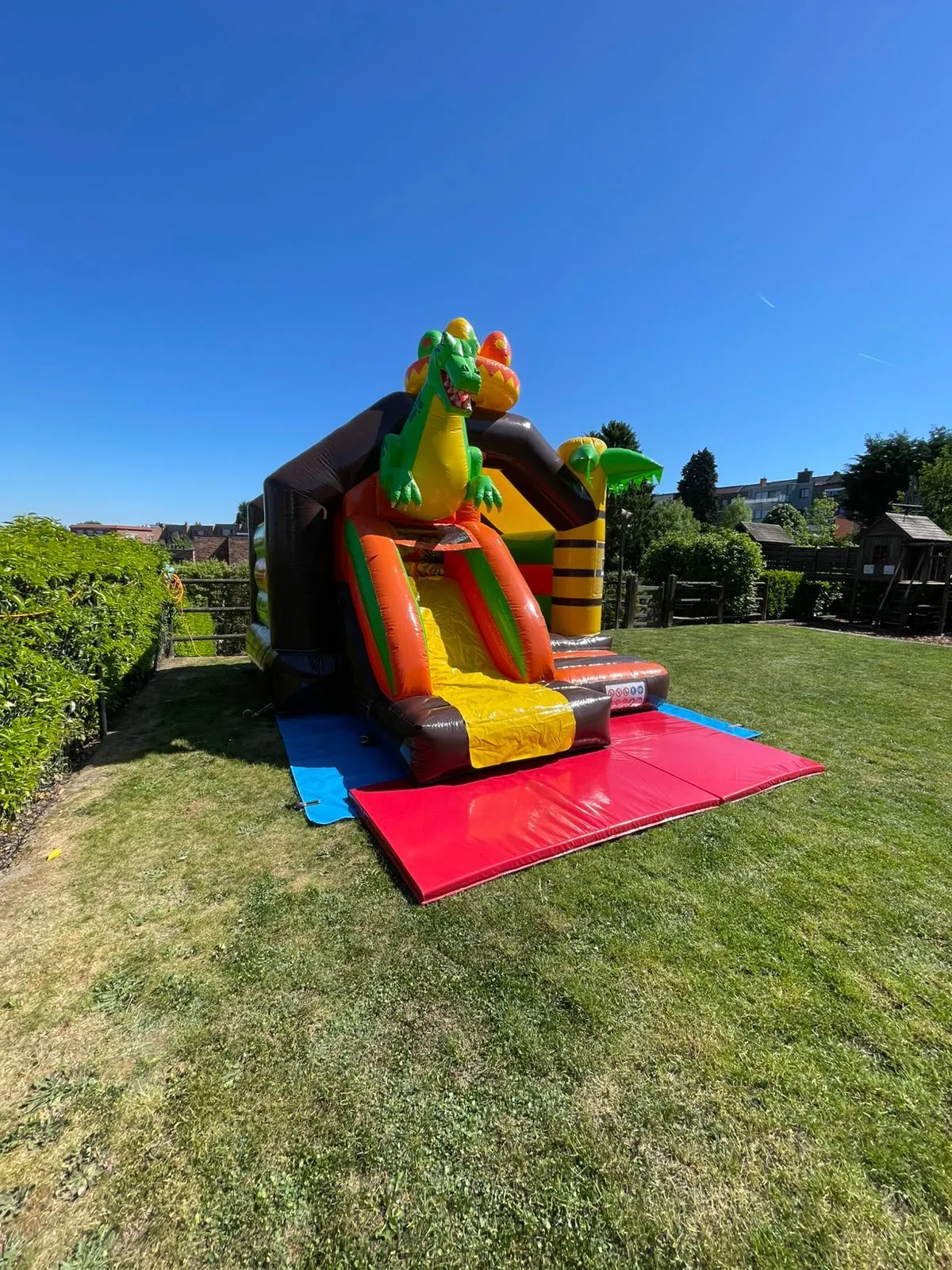 Trex springkasteel in tuin