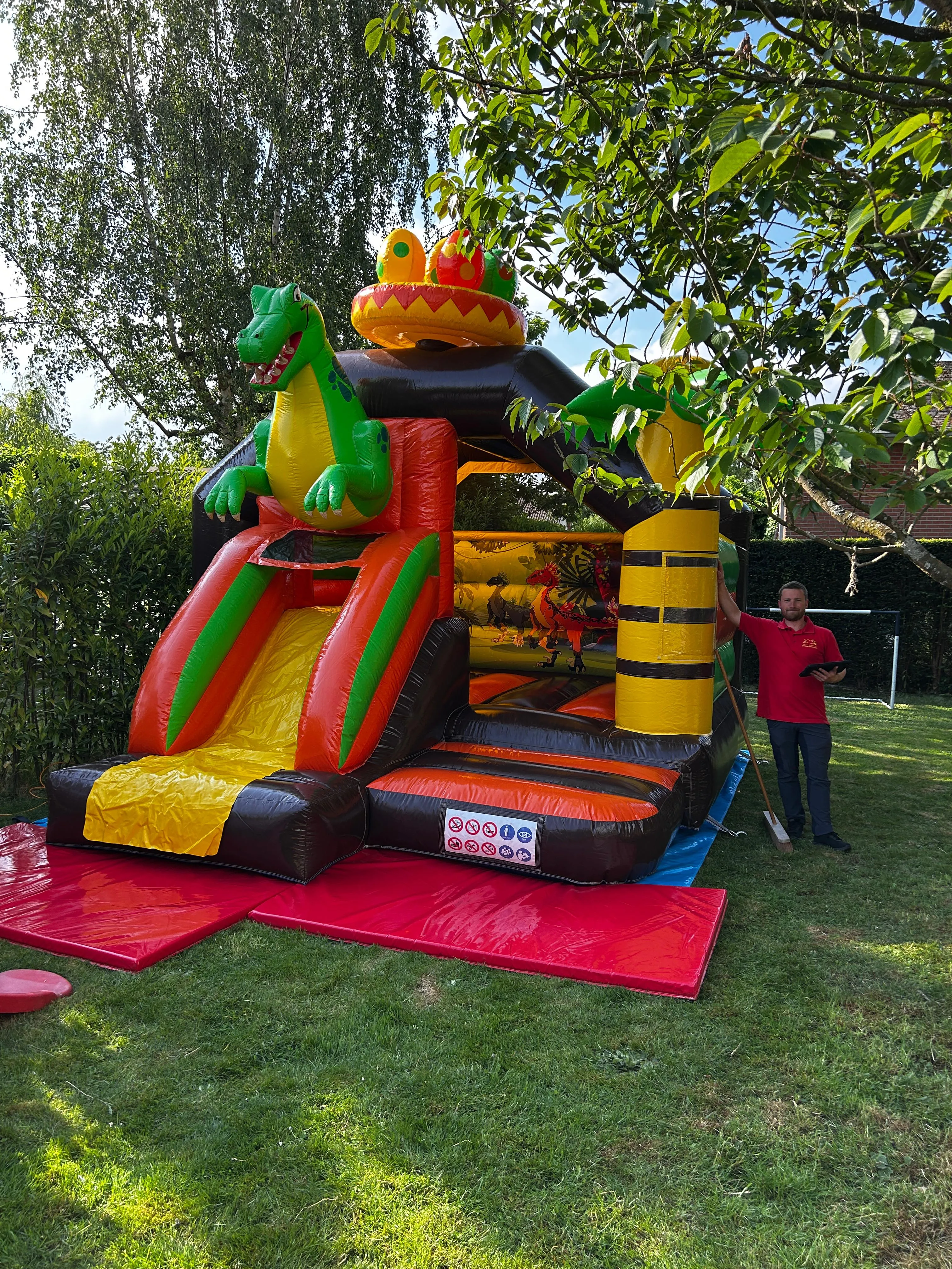 T-rex springkasteel + plaatser