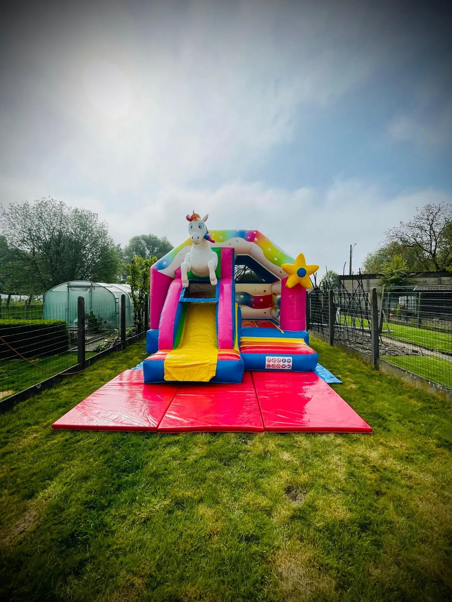 Unicorn springkasteel in tuin