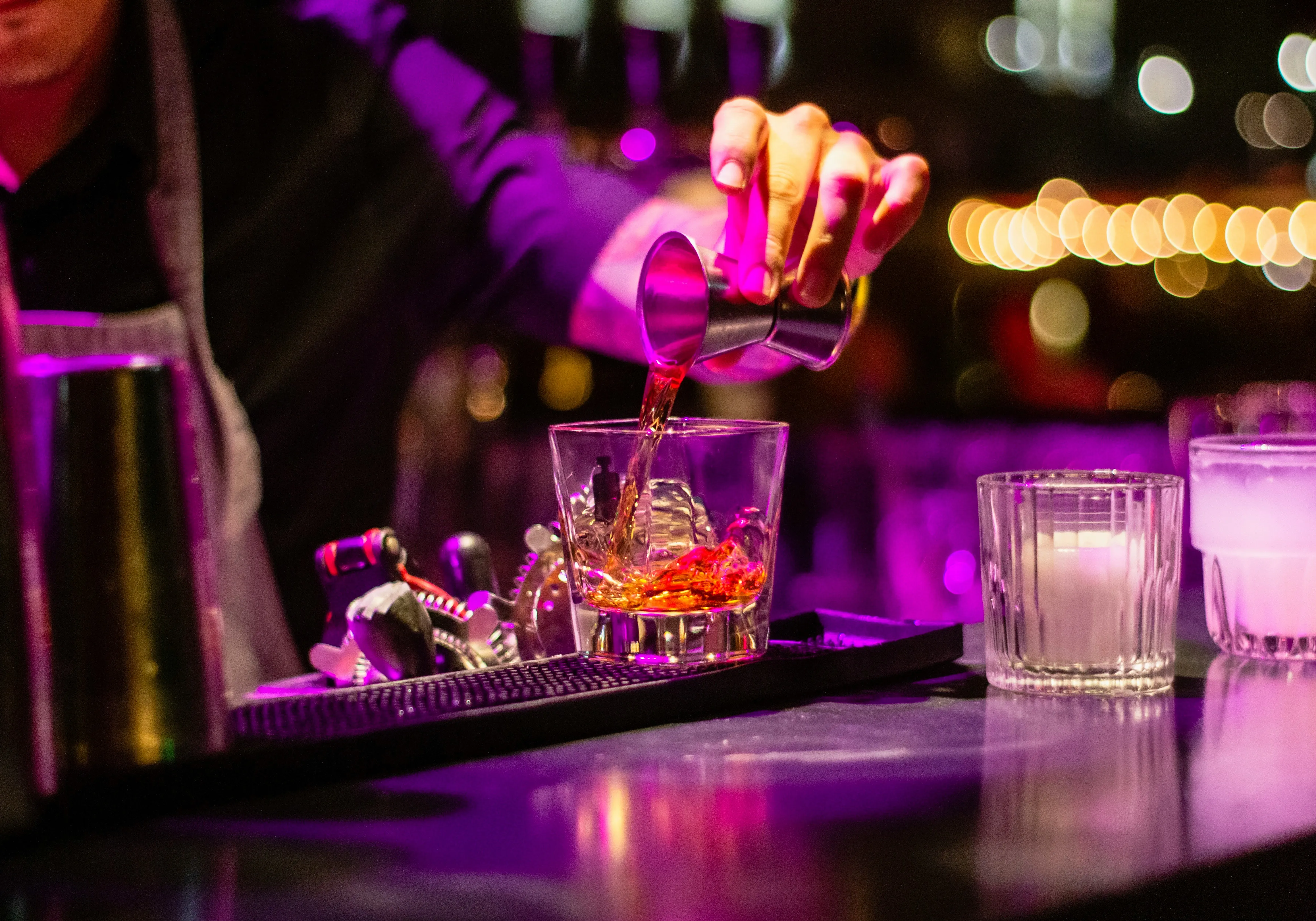 cocktail die gemaakt wordt aan een bar