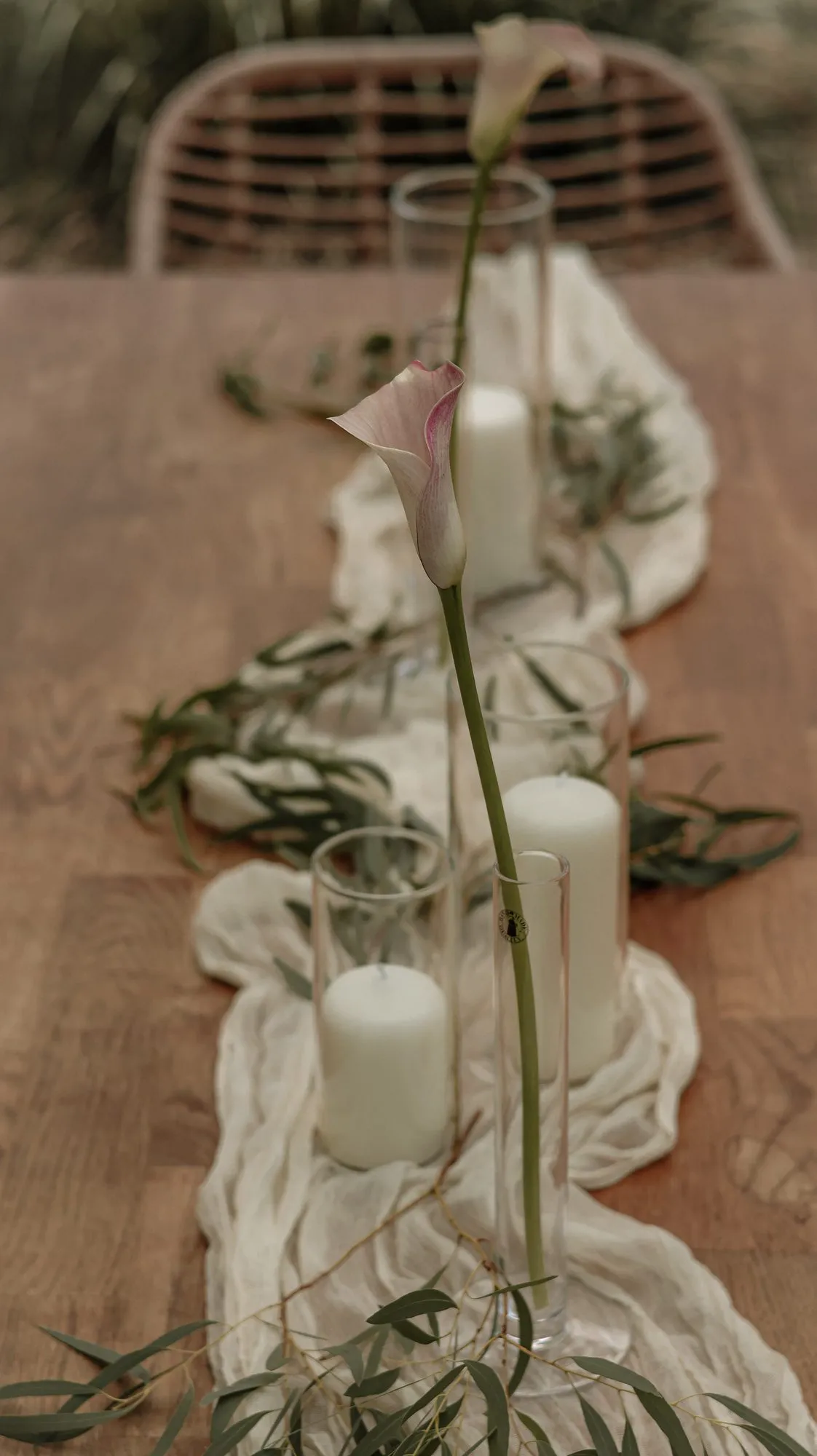 Reduzierte Tischdekoration in Creme und Grün – klare Linien für Hochzeit und Feier