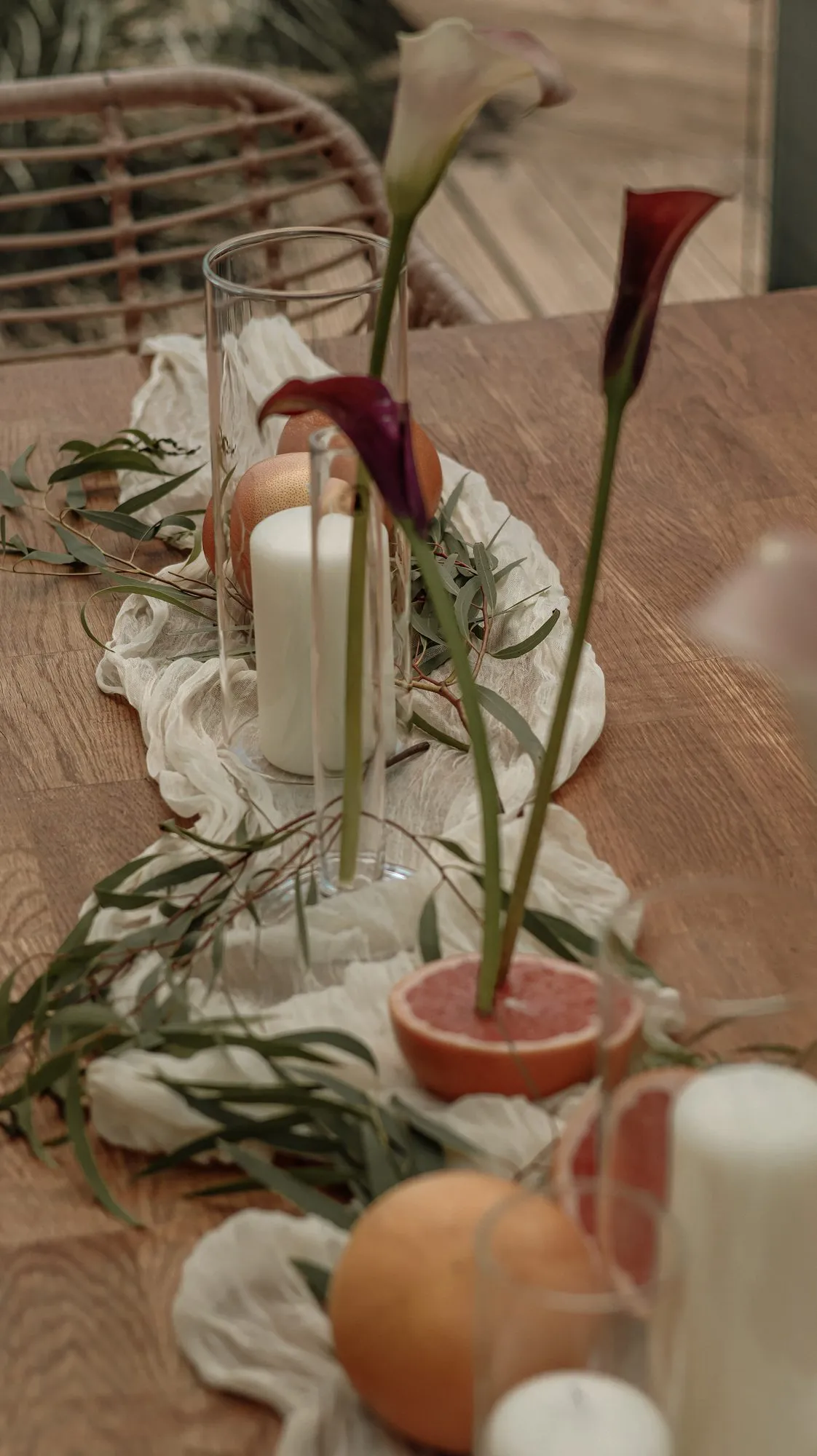 Elegante Tischdeko zum Mieten – klare Glasvasen mit Callas und weißen Blockkerzen