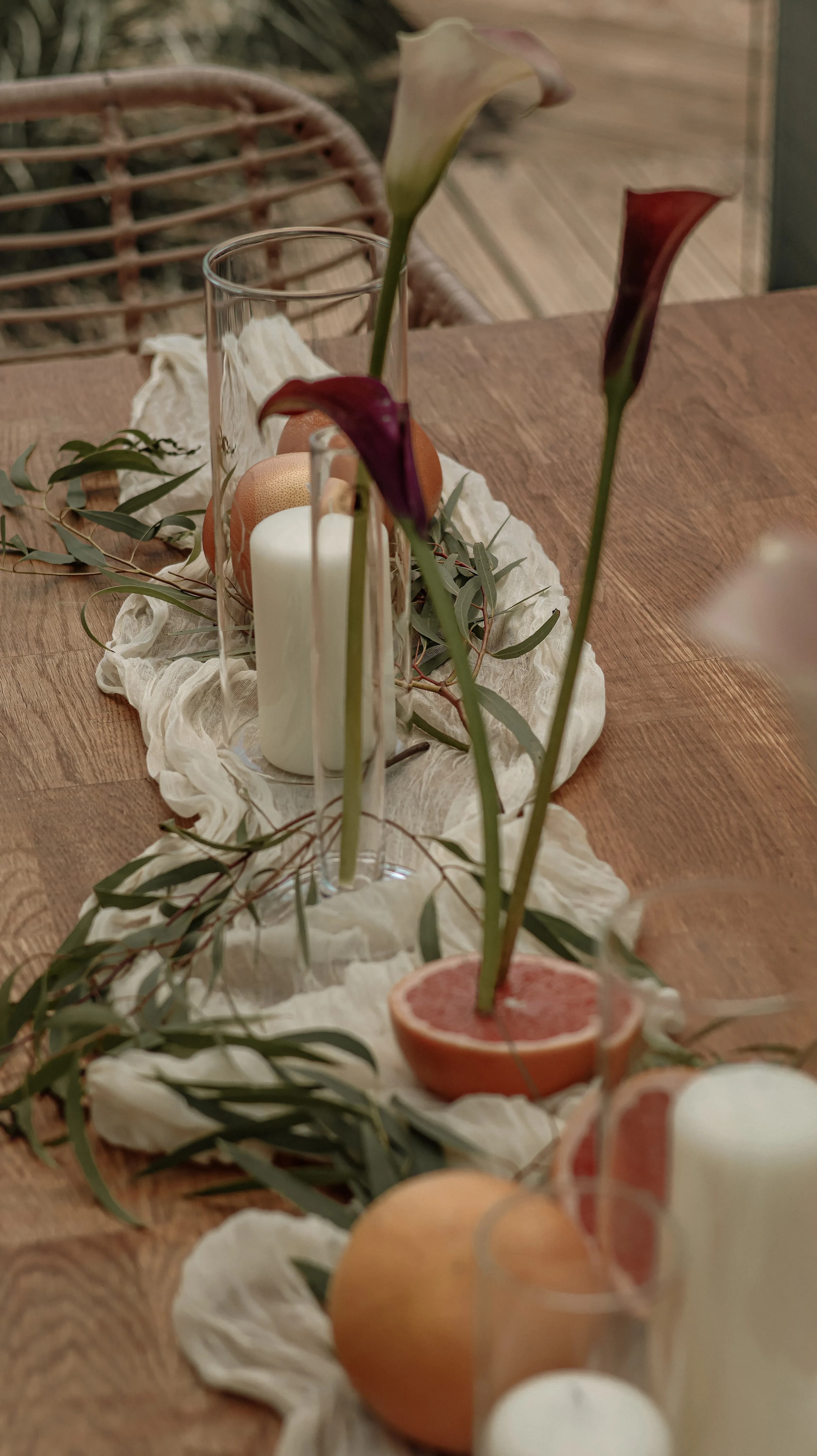 Elegante Tischdeko zum Mieten – klare Glasvasen mit Callas und weißen Blockkerzen