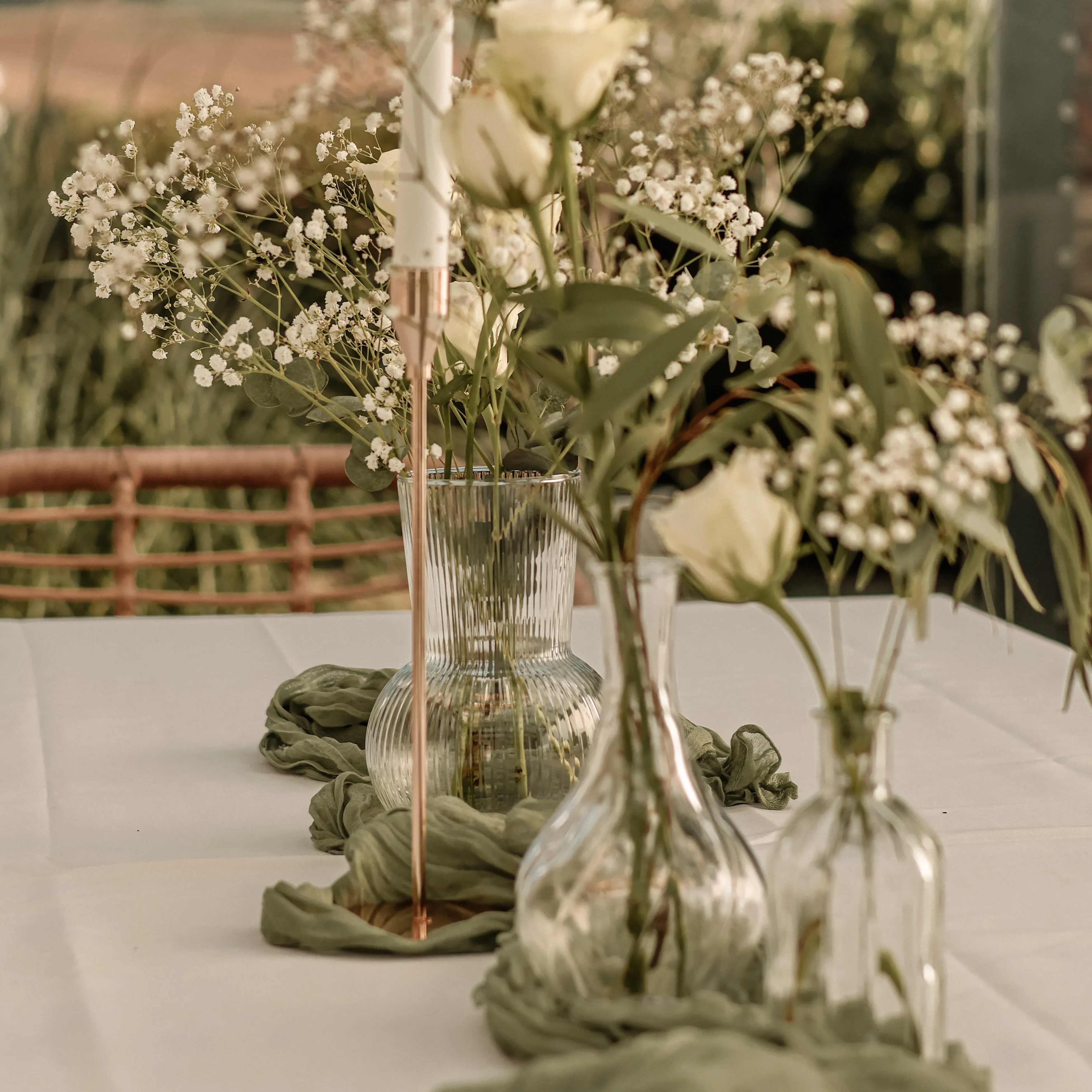 Festliche Tafel in Gold: glänzende Kerzenhalter und Vasen für Hochzeit und Jubiläum