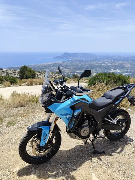 Motocicleta de alquiler aparcada en un mirador de Benidorm