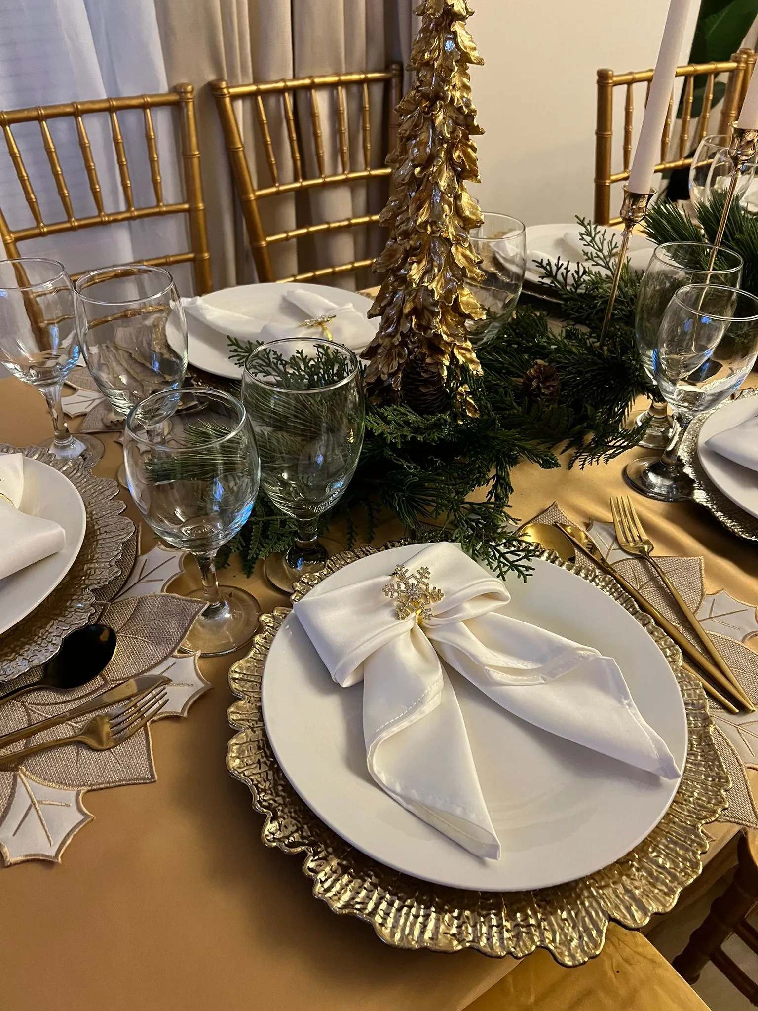 Elegant tabletop rentals in NJ – gold charger plates and ivory napkins