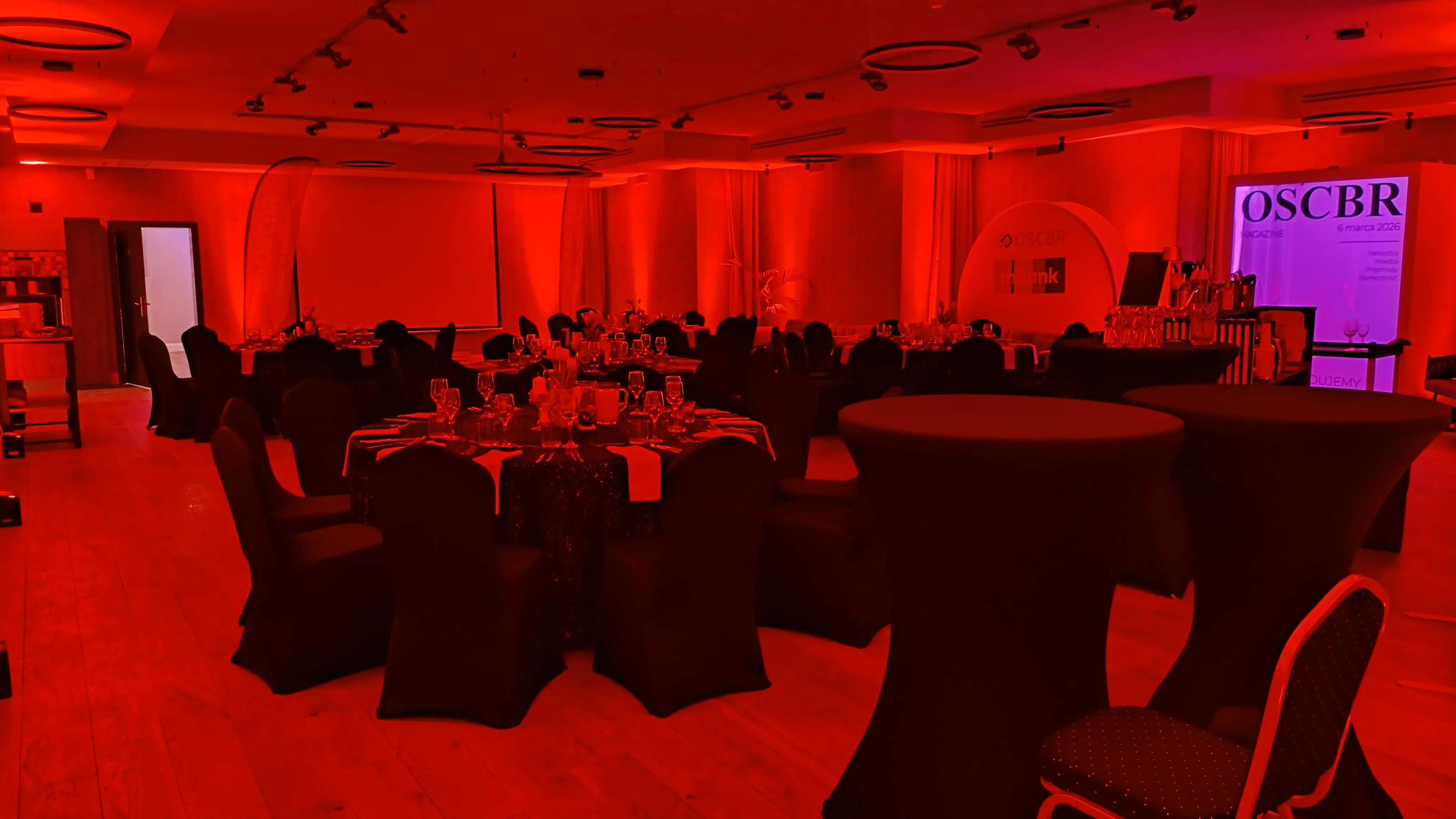 Lampy w kolorach firmy