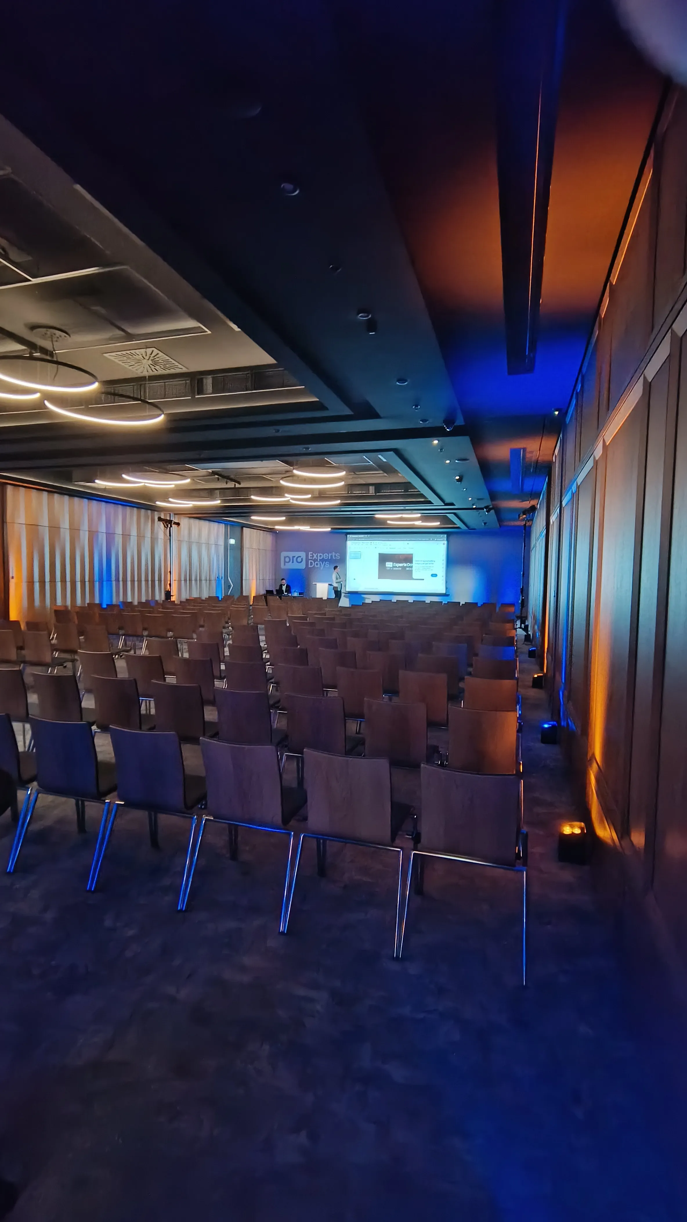 Wynajem oświetlenia na konferencję