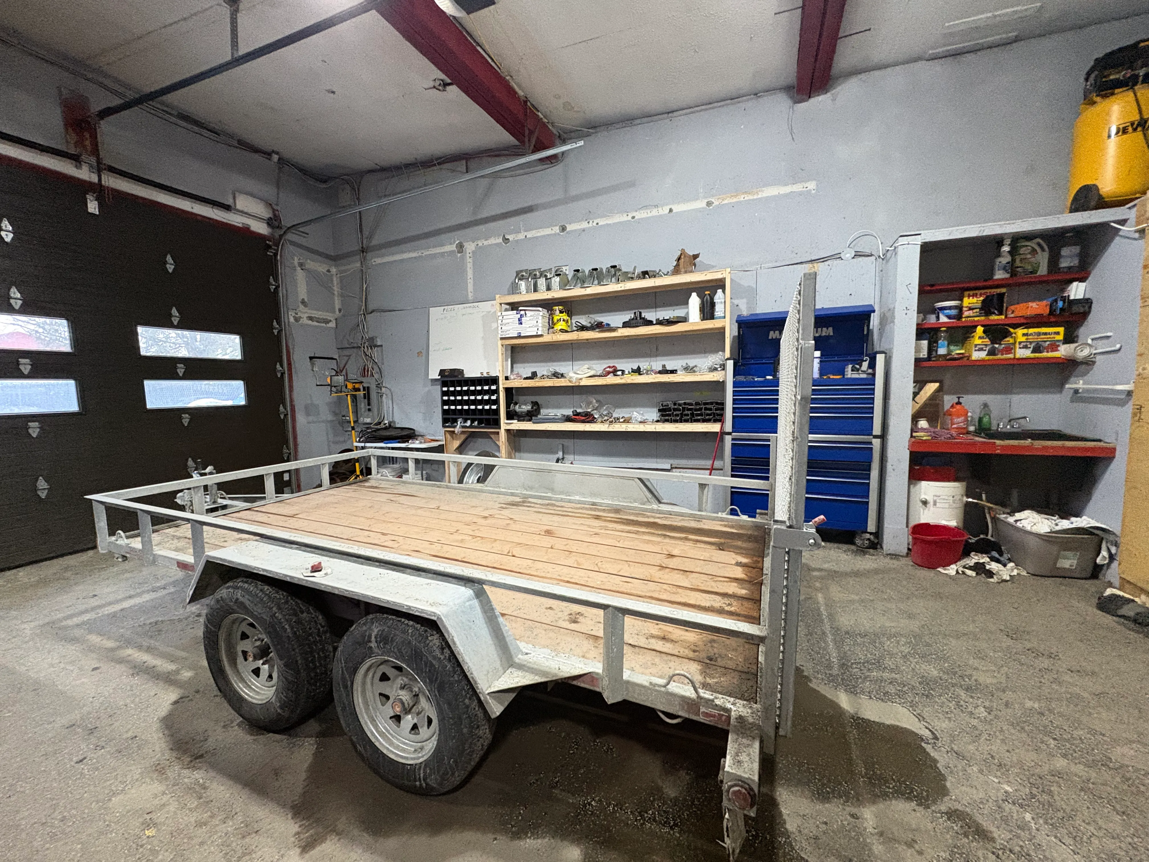 Remorque plateforme 12 pi en location, idéale pour le transport de cote a cote, VTT et d’équipements.