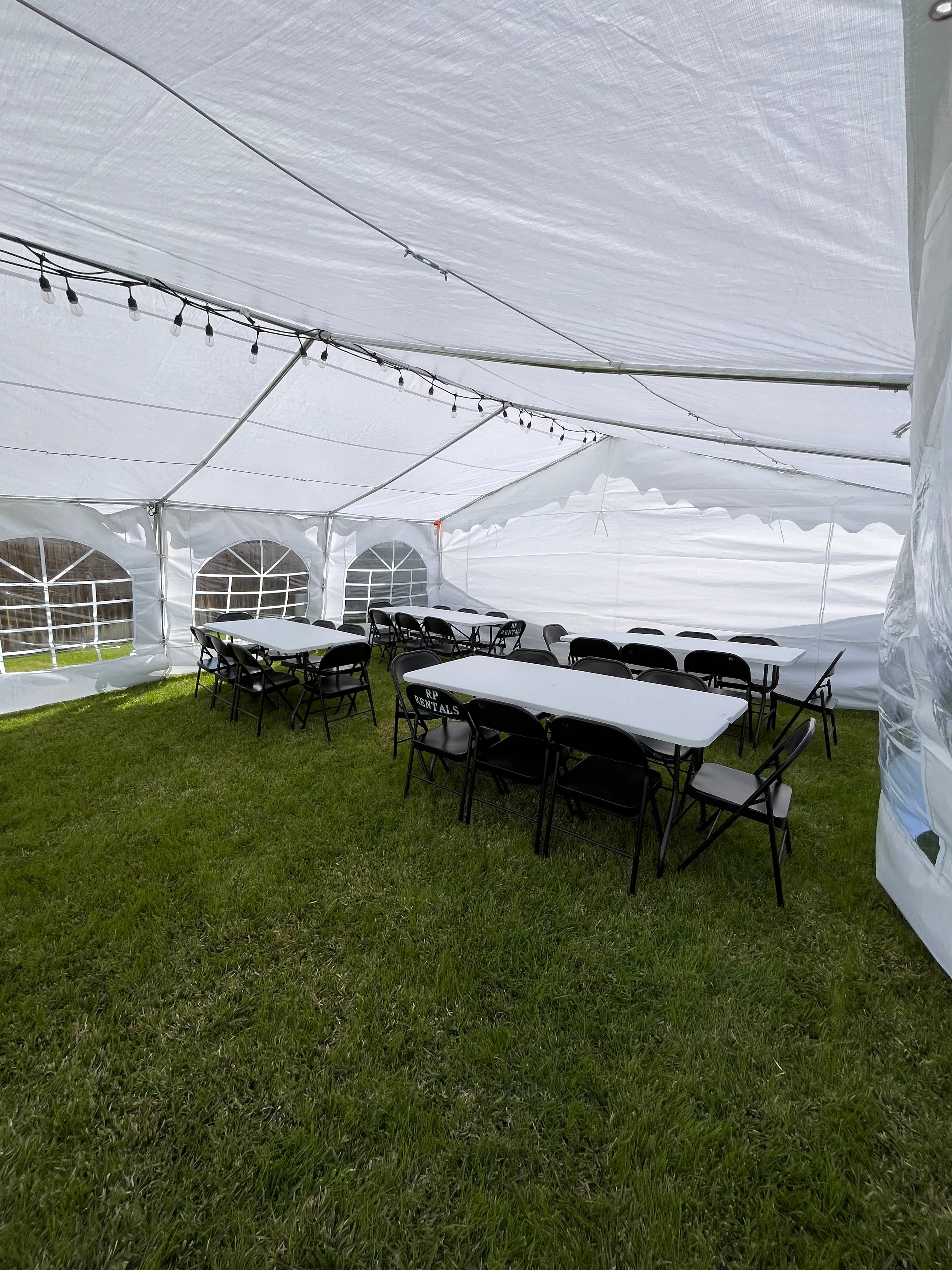 How many people fit under a 20x20 tent? Learn seating and standing capacity for events in Laredo, TX. Get expert tent rental tips from RP Rentals.