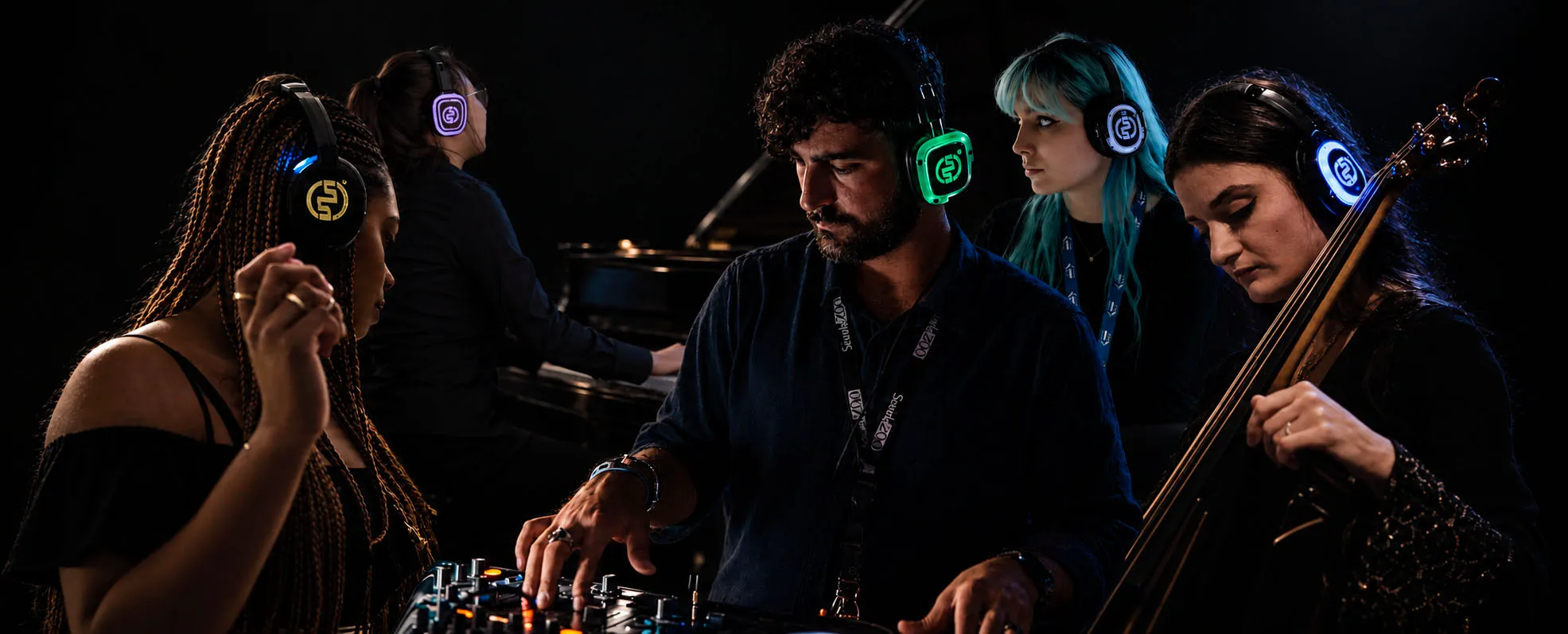 Musicisti e DJ con cuffie wireless Silentsystem