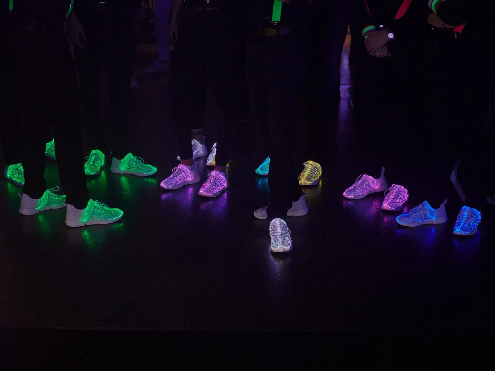Leuchtende Turnschuhe unseres Teams bei einem gemeinsamen Auftritt